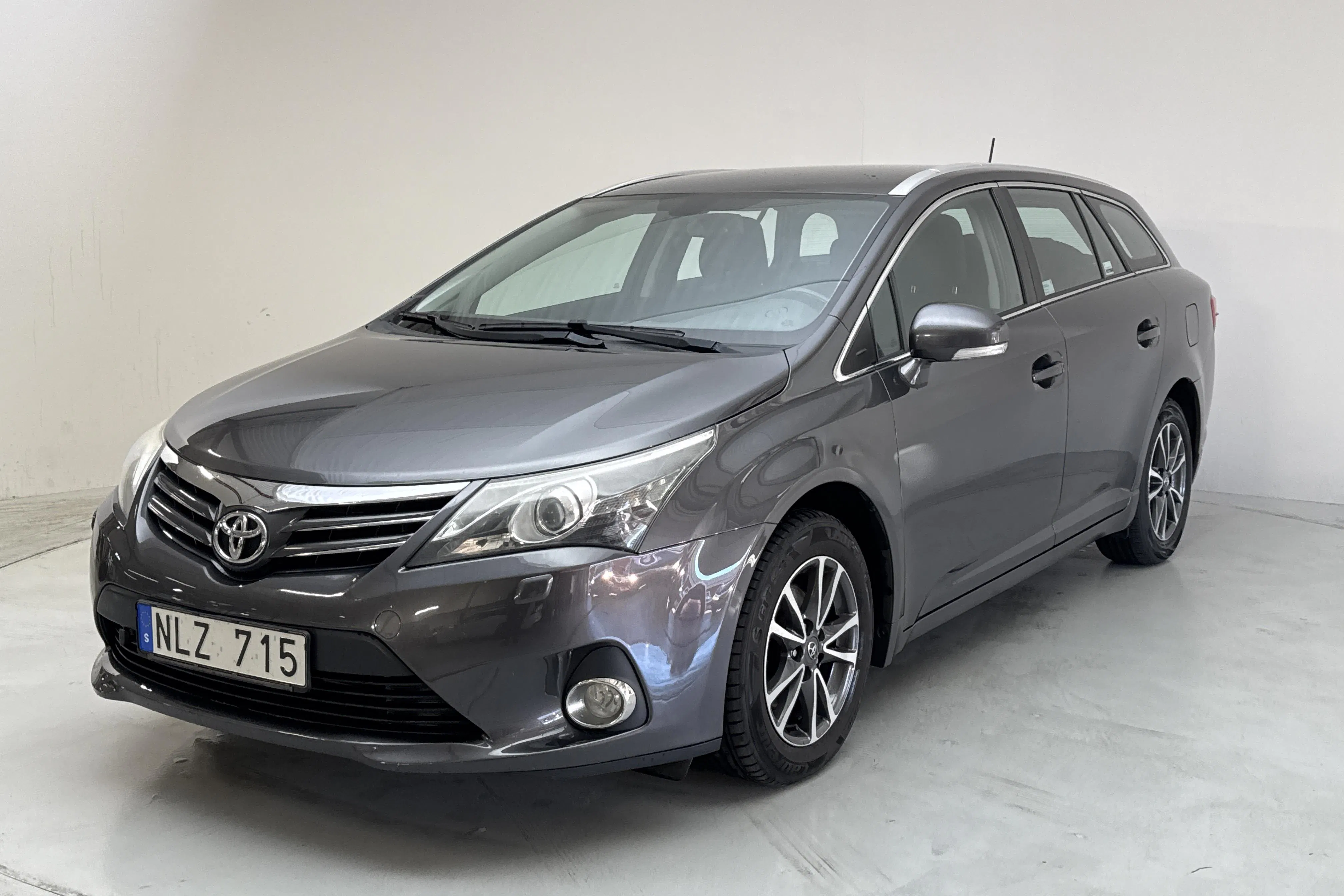 Presentationsfoto 1 av 14: Toyota Avensis 2.0 D-4D Kombi (124hk) - 22 771 mil - Manuell - Mörkgrå - 2013