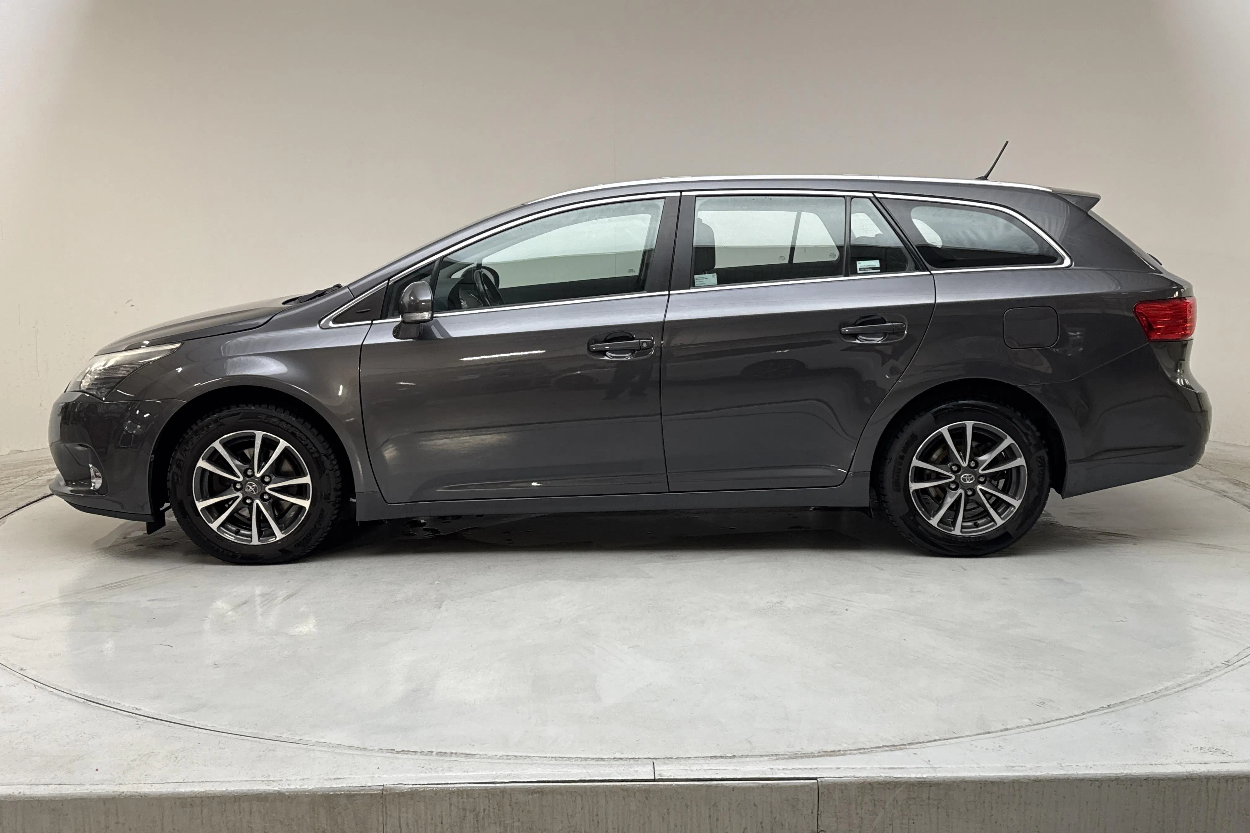 Presentationsfoto 2 av 14: Toyota Avensis 2.0 D-4D Kombi (124hk) - 22 771 mil - Manuell - Mörkgrå - 2013