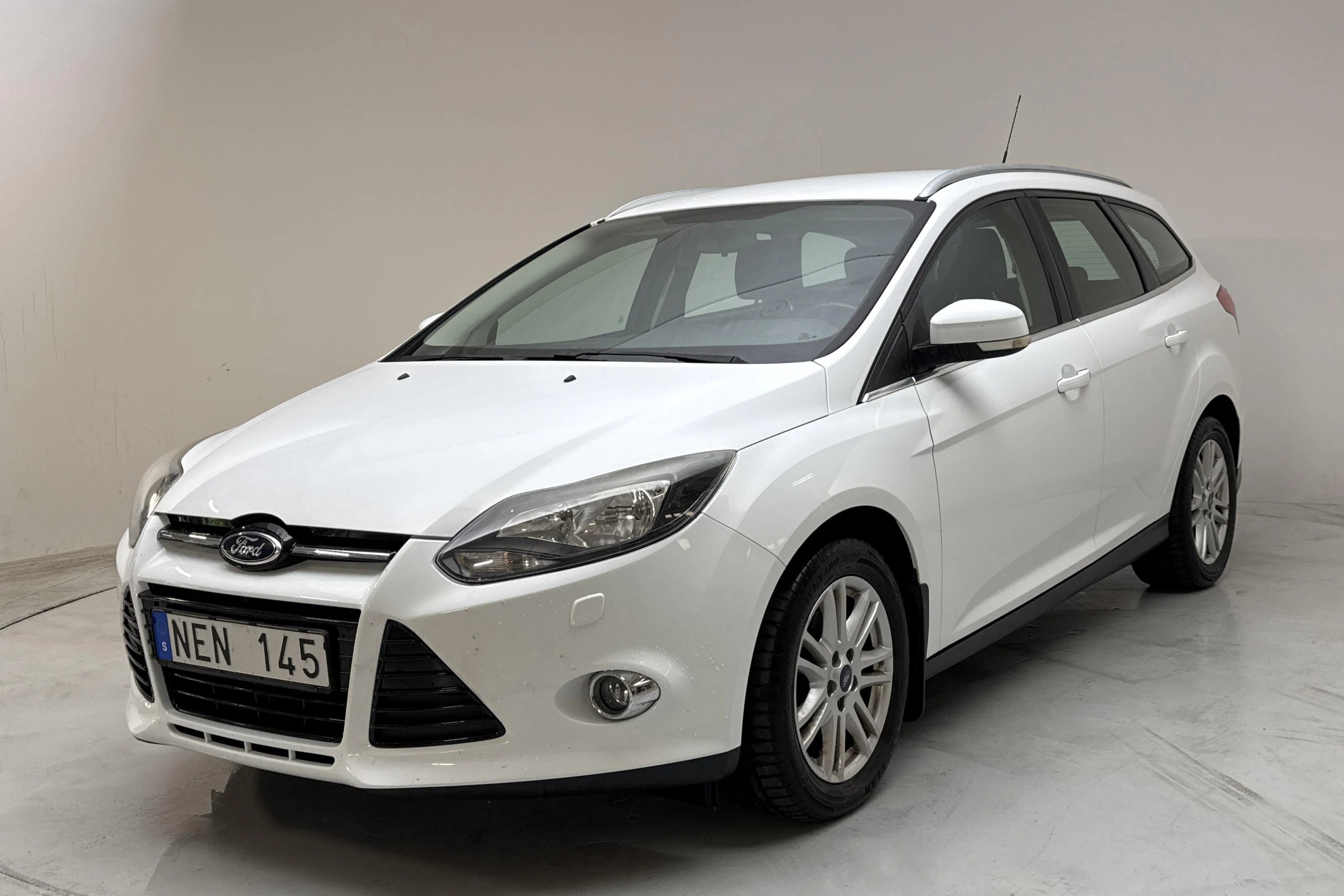 Presentationsfoto 1 av 12: Ford Focus 1.0 EcoBoost Kombi (100hk) - 14 001 mil - Manuell - vit - 2013