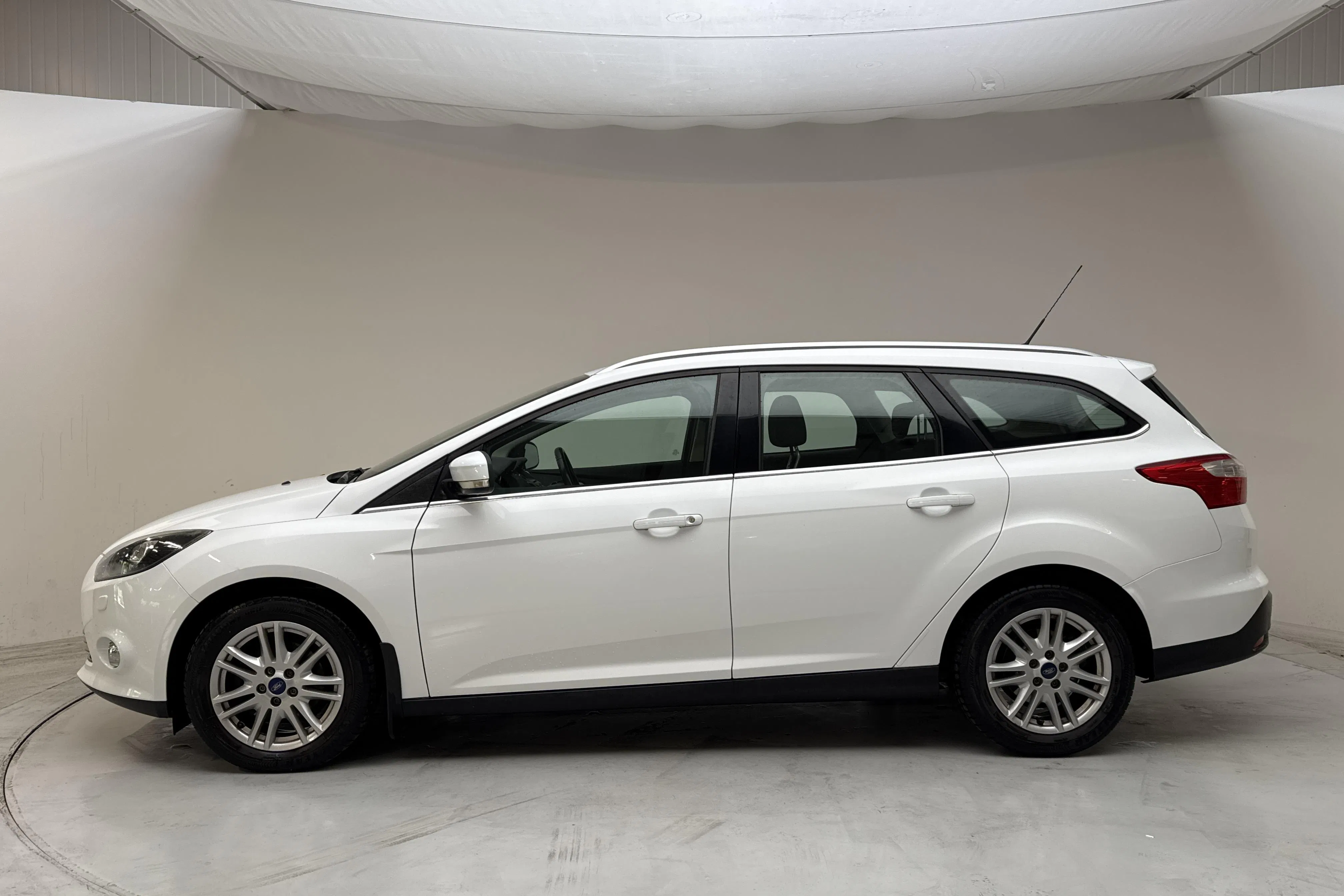 Presentationsfoto 2 av 12: Ford Focus 1.0 EcoBoost Kombi (100hk) - 14 001 mil - Manuell - vit - 2013