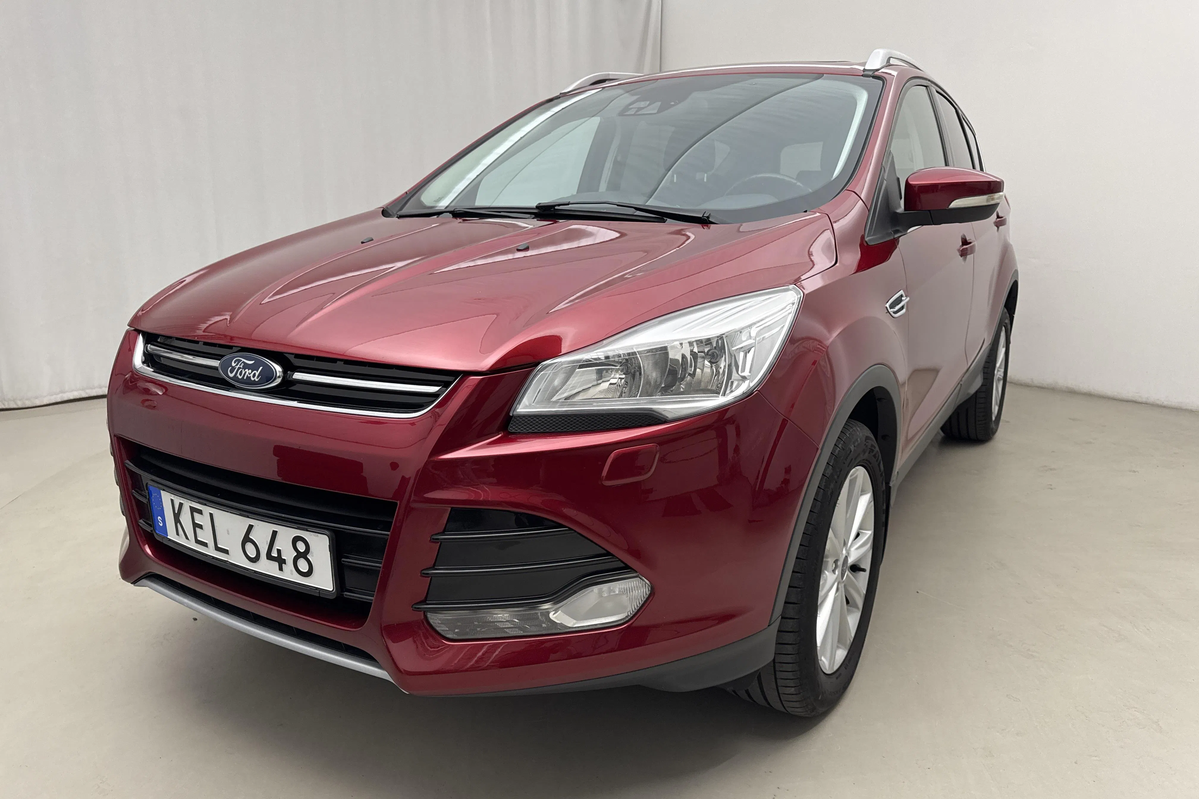 Presentationsfoto 1 av 17: Ford Kuga 2.0 TDCi AWD (150hk) - 13 989 mil - Automat - röd - 2016