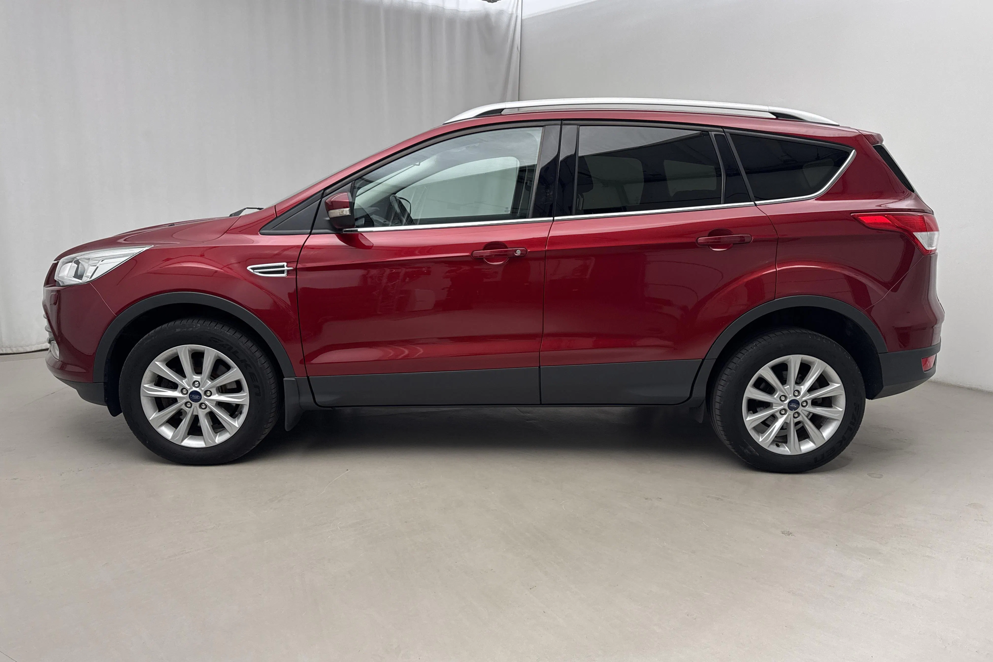 Presentationsfoto 2 av 17: Ford Kuga 2.0 TDCi AWD (150hk) - 13 989 mil - Automat - röd - 2016