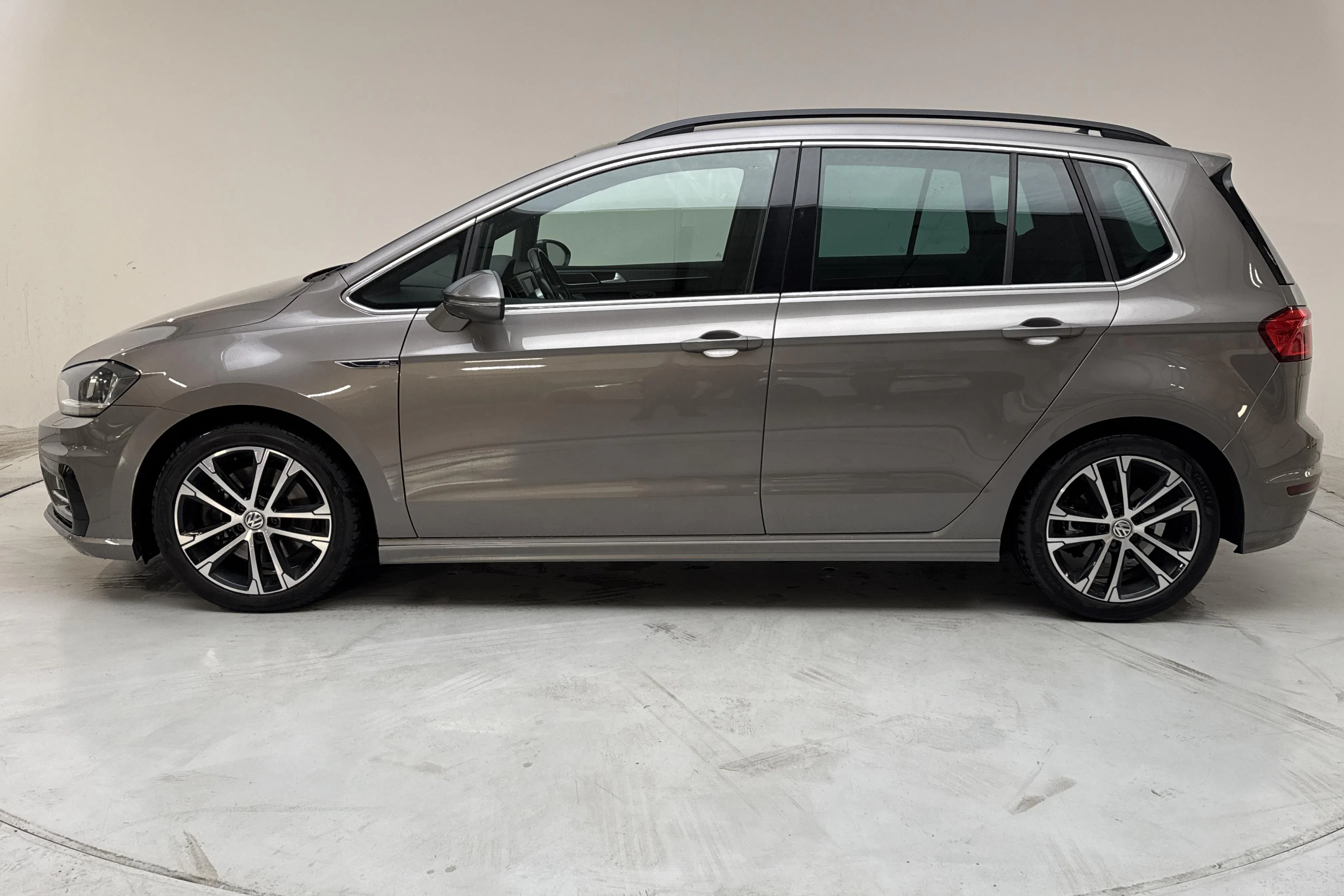 Presentationsfoto 2 av 14: VW Golf VII GT 2.0 TDI Sportsvan (150hk) - 18 997 mil - Manuell - grå - 2017