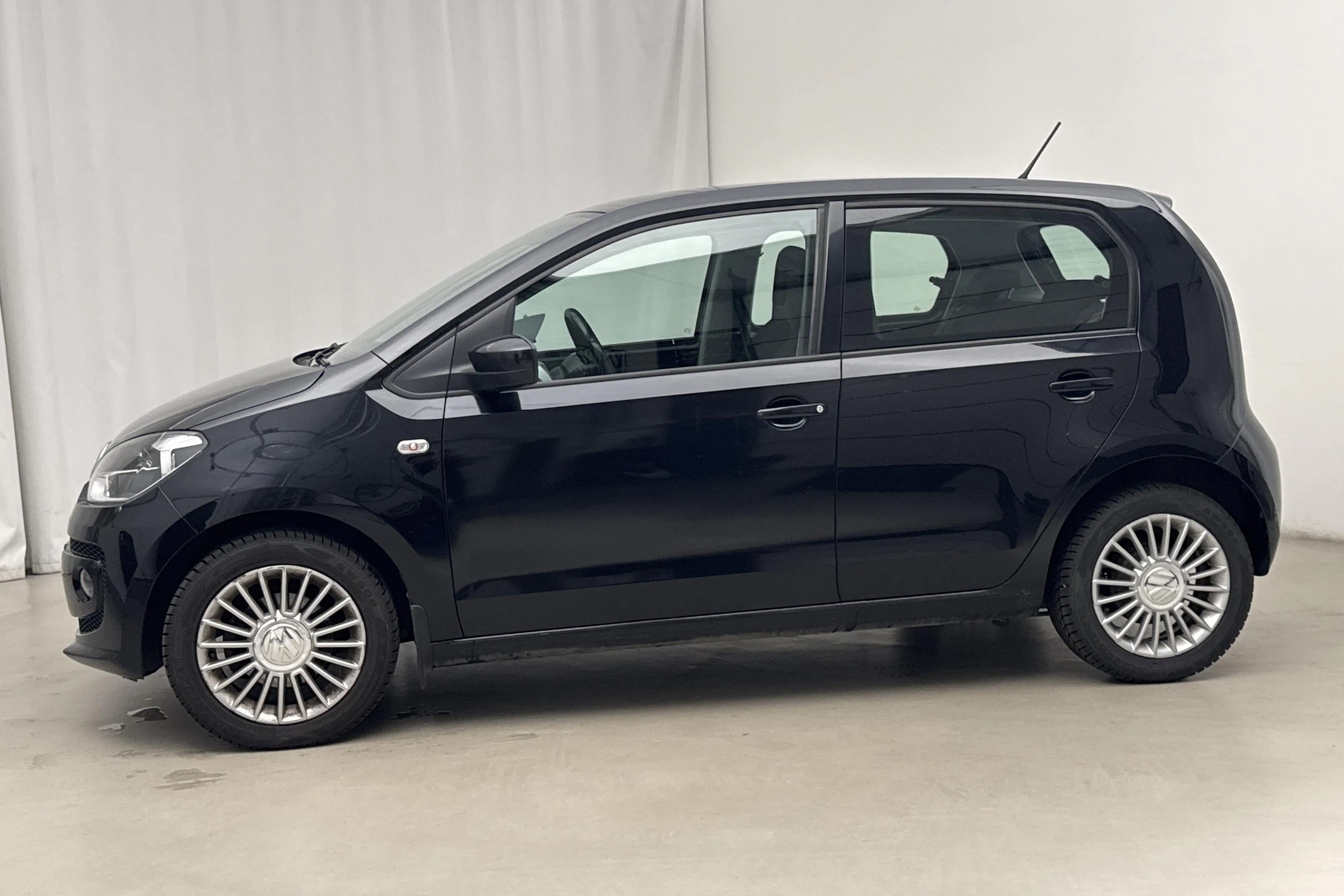 Presentation photo 2 of 16: VW up! 1.0 5dr (75hk) - 182 660 km - Manual - black - 2016
