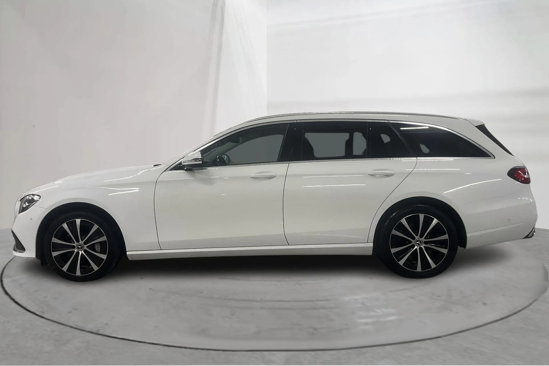 Presentation photo 2 of 25: Mercedes E 300 de Kombi 4MATIC S213 (306hk) - 165 000 km - Automatic - white - 2022