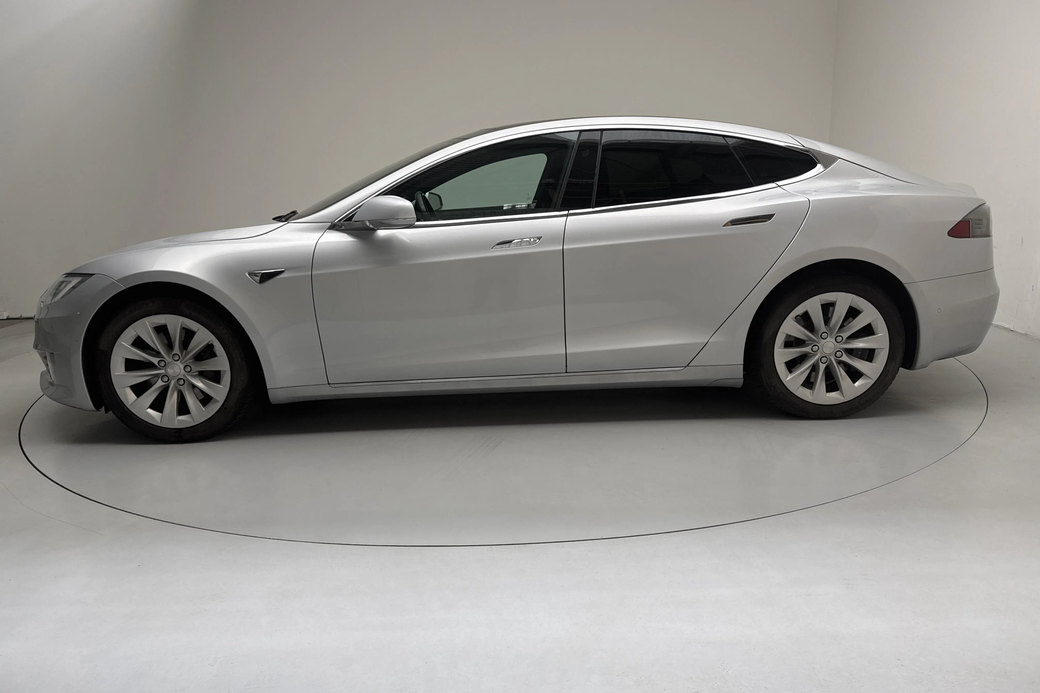 Presentationsfoto 2 av 18: Tesla Model S 75 - 18 135 mil - Automat - grå - 2017