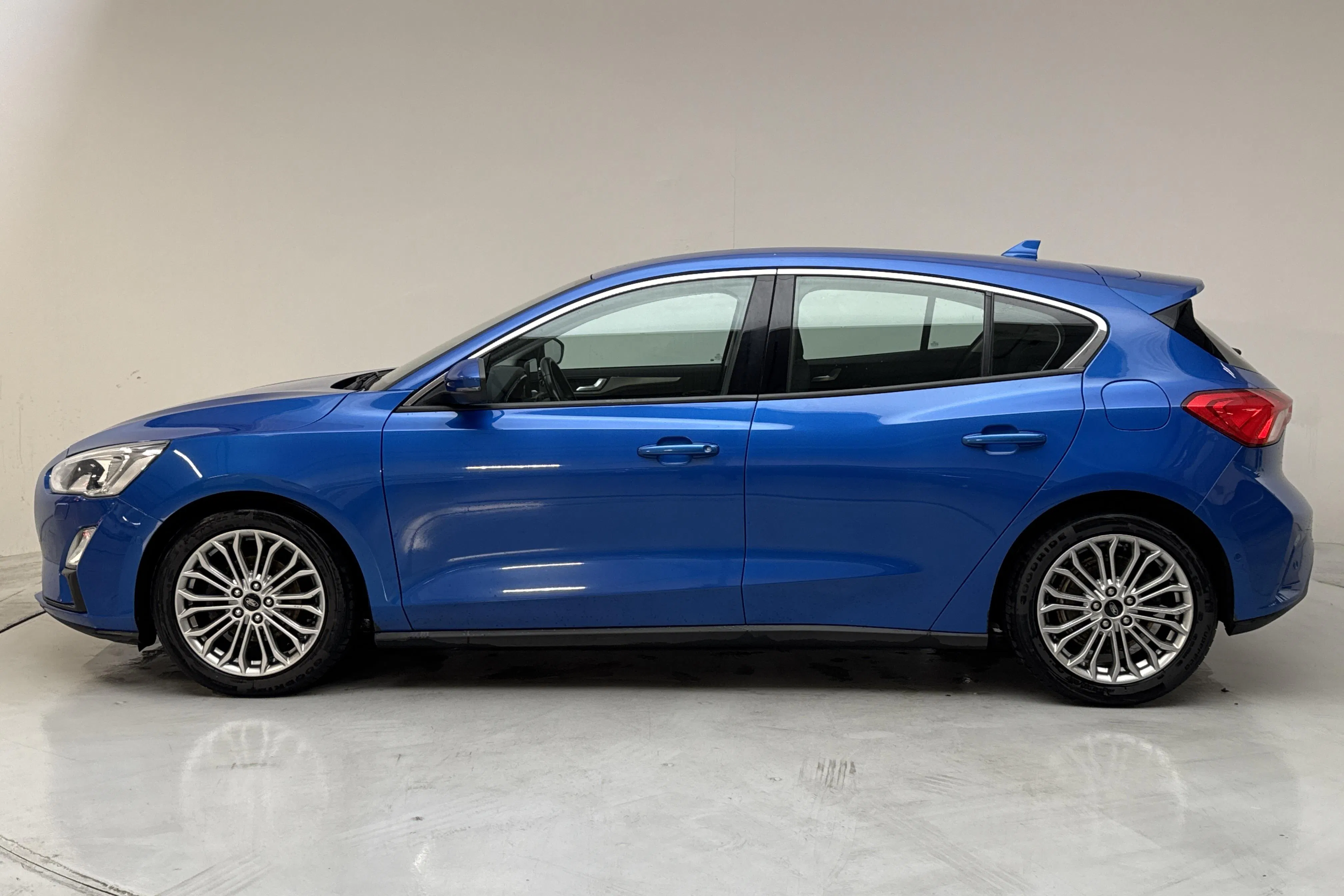 Presentationsfoto 2 av 13: Ford Focus 1.0T EcoBoost 5dr (125hk) - 20 842 mil - Manuell - blå - 2019