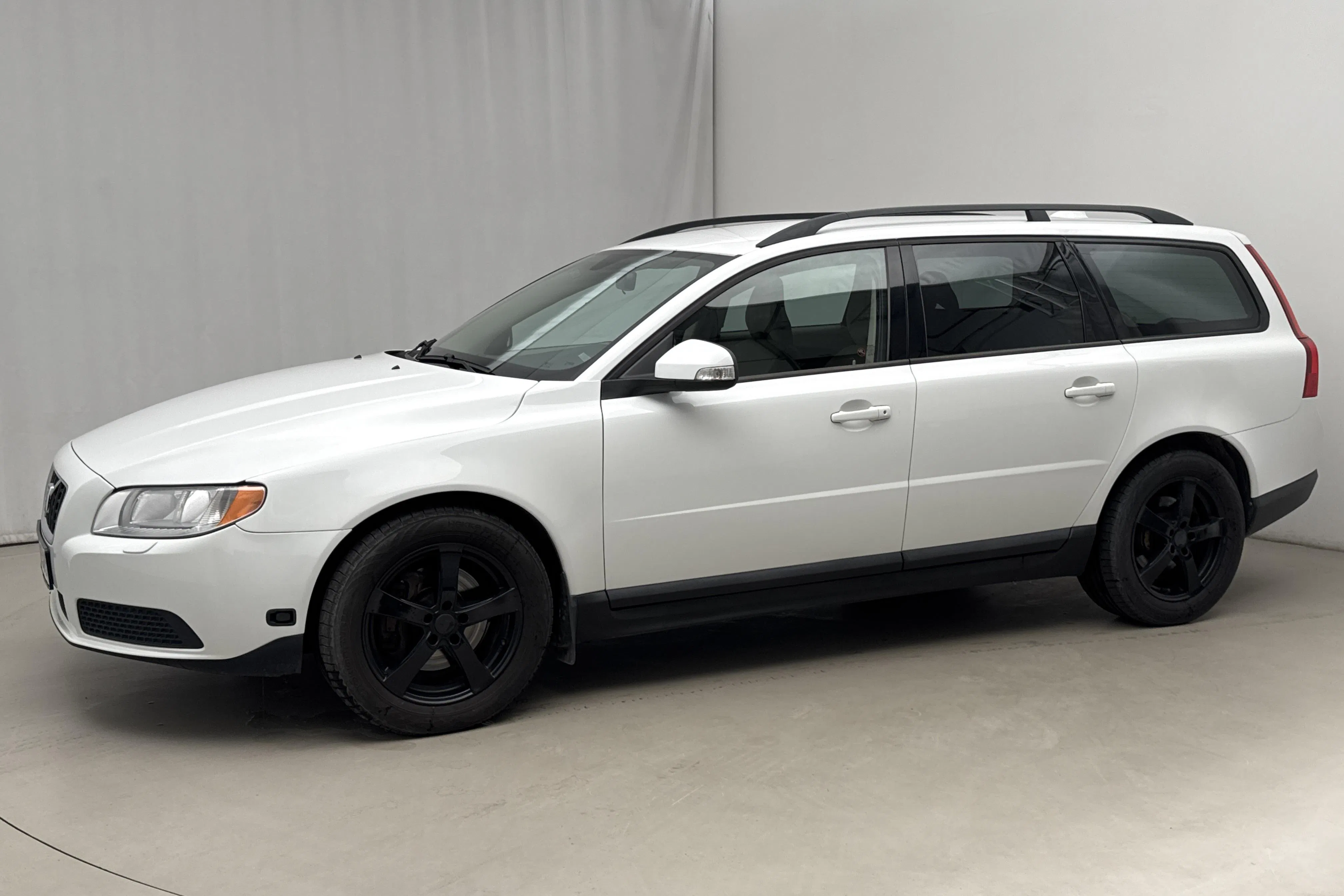 Presentationsfoto 2 av 13: Volvo V70 II 2.5FT (200hk) - 21 563 mil - Automat - vit - 2009