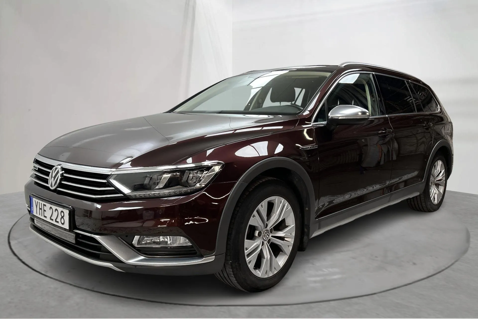 Presentation photo 1 of 16: VW Passat Alltrack 2.0 TDI 4MOTION (190hk) - 126 120 km - Automatic - dark red - 2017