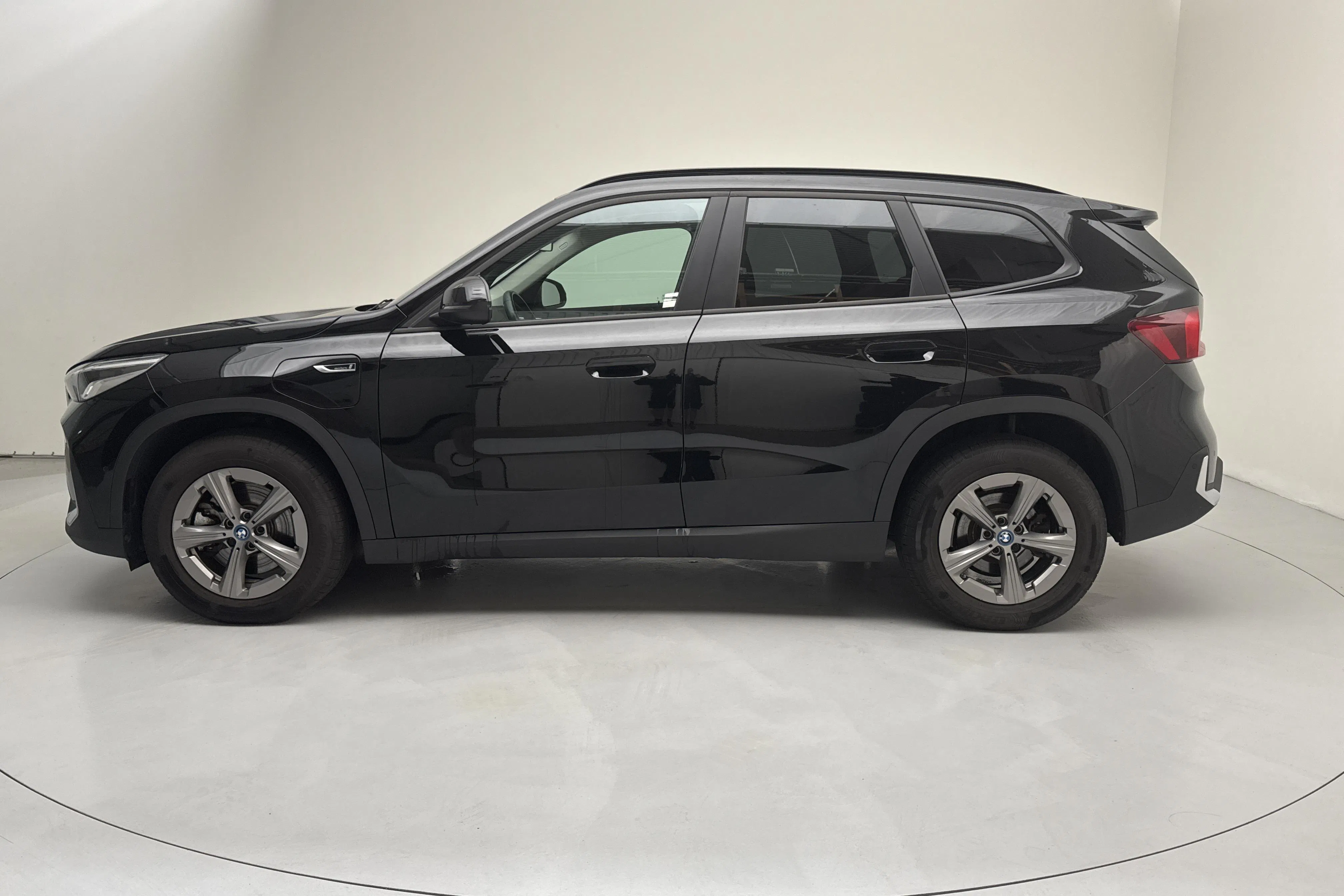 Presentationsfoto 2 av 18: BMW X1 xDrive30e, U11 (326hk) - 8 141 mil - Automat - svart - 2023