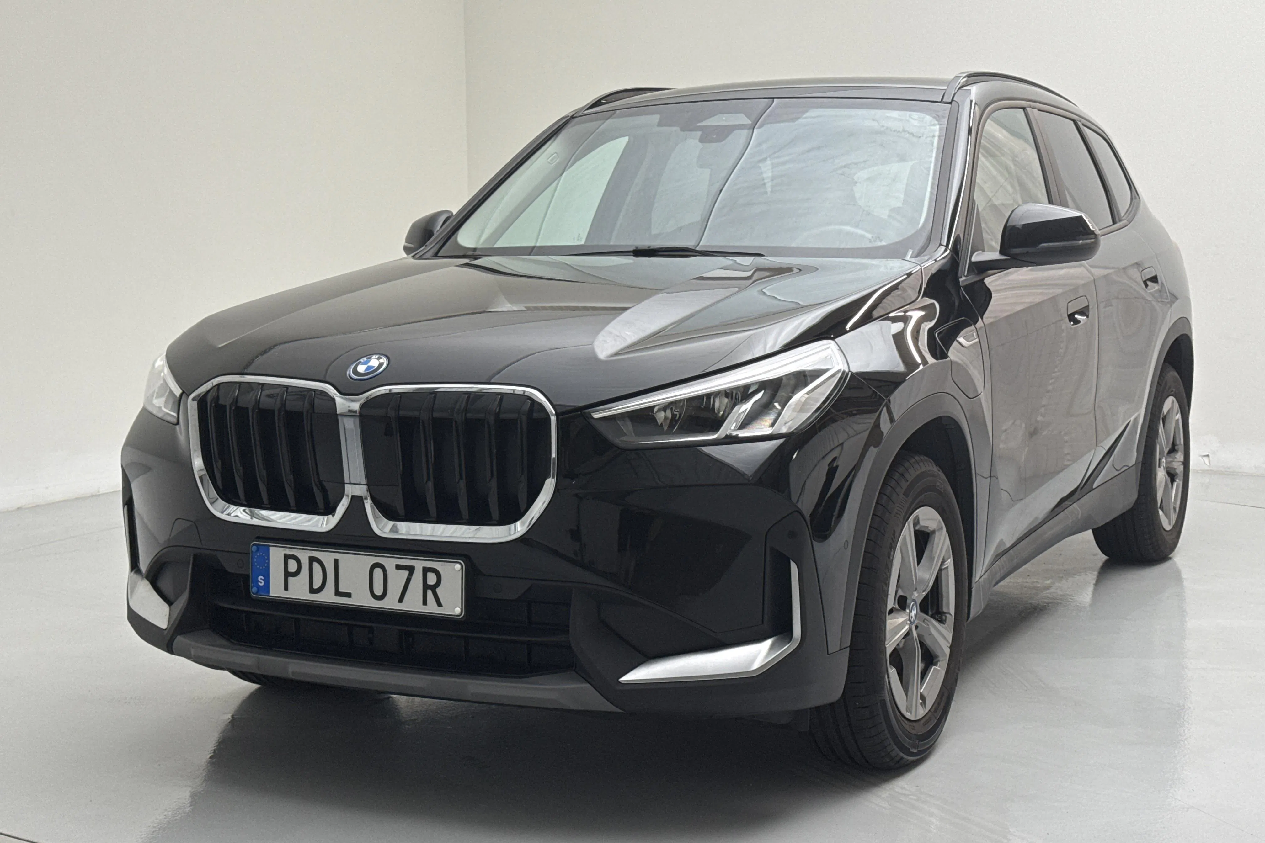 Presentationsfoto 1 av 18: BMW X1 xDrive30e, U11 (326hk) - 8 141 mil - Automat - svart - 2023