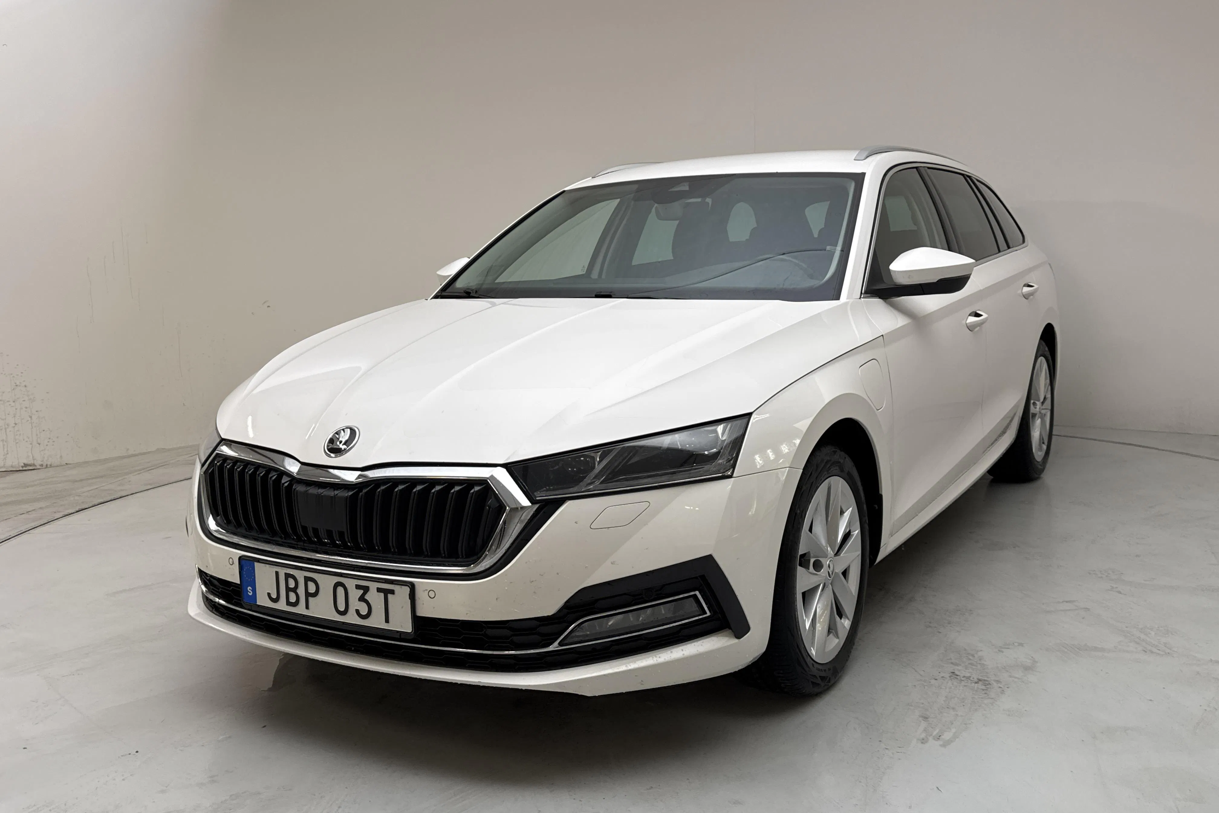 Presentation photo 1 of 14: Skoda Octavia 1.4 iV PHEV Combi (204hk) - 93 030 km - Automatic - white - 2022