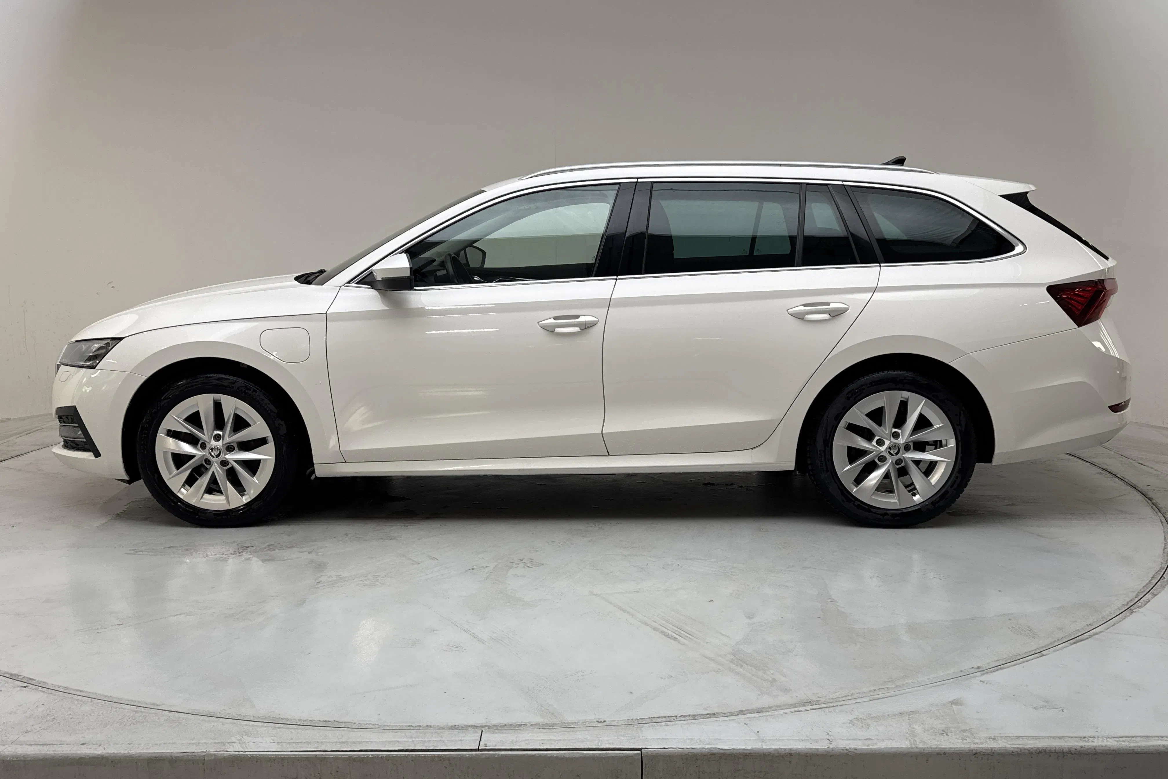 Presentation photo 2 of 14: Skoda Octavia 1.4 iV PHEV Combi (204hk) - 93 030 km - Automatic - white - 2022