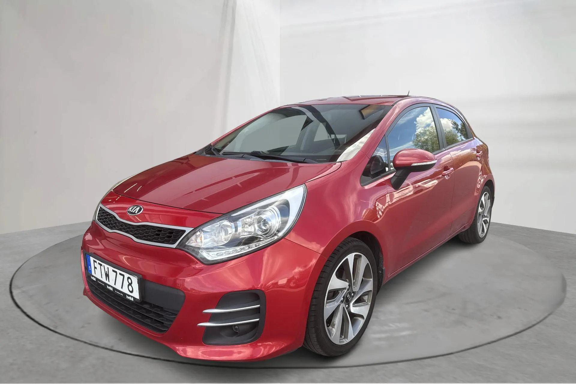 Presentationsfoto 1 av 15: KIA Rio 1.2 (85hk) - 7 505 mil - Manuell - röd - 2015