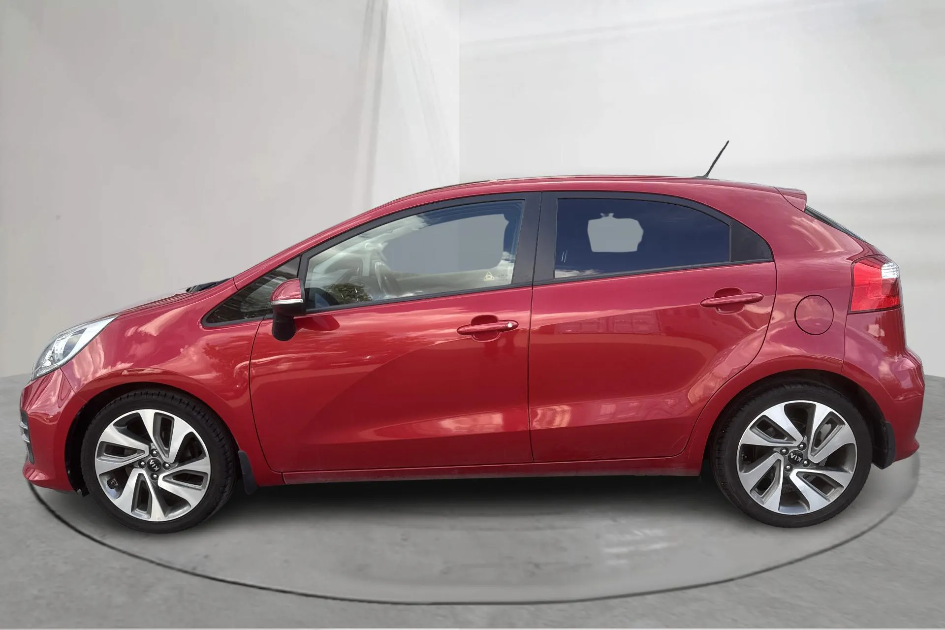 Presentationsfoto 2 av 15: KIA Rio 1.2 (85hk) - 7 505 mil - Manuell - röd - 2015