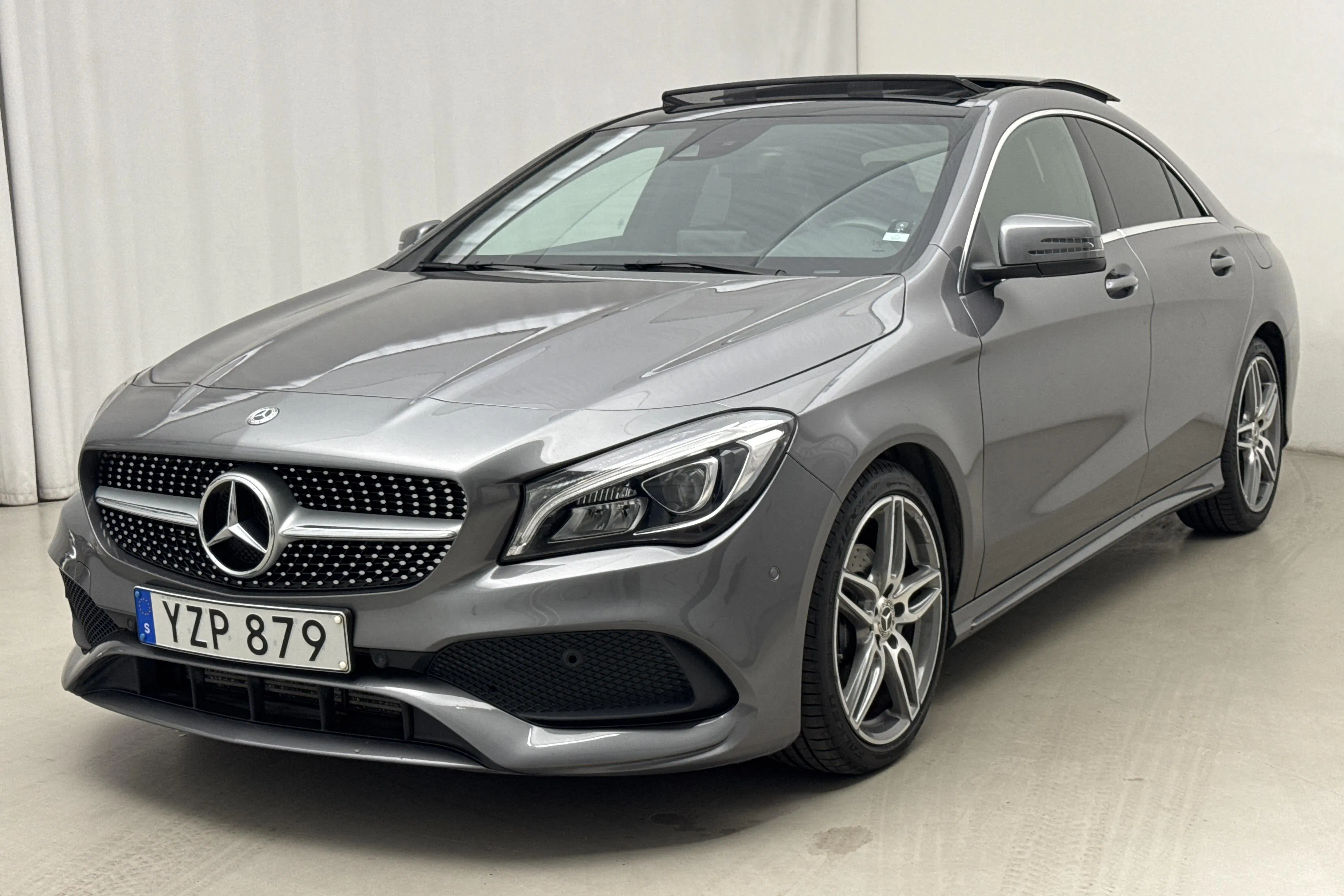 Presentation photo 1 of 18: Mercedes CLA 200 Coupé C117 (156hk) - 66 580 km - Automatic - dark grey - 2018