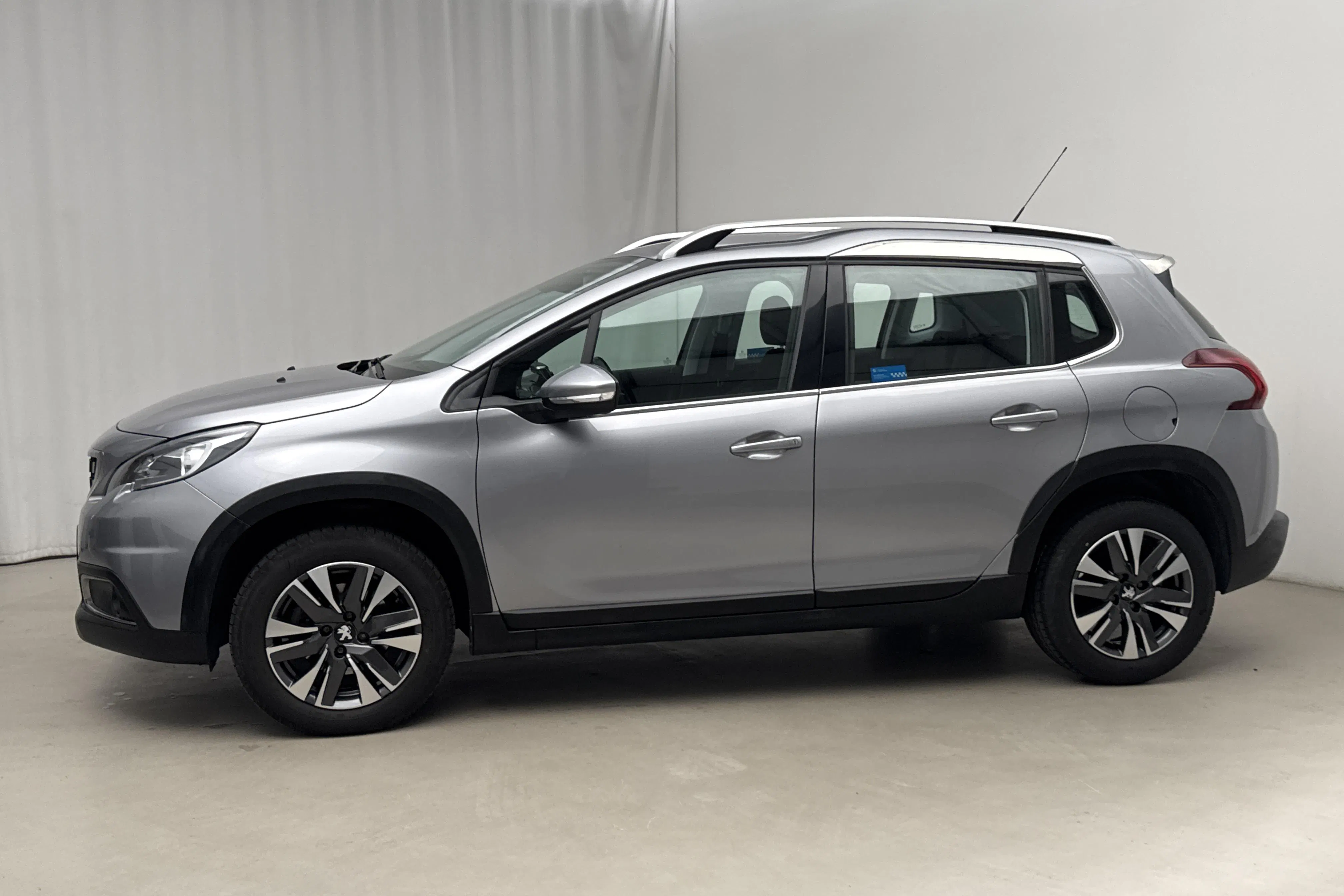 Presentationsfoto 2 av 12: Peugeot 2008 1.2 PureTech (110hk) - 1 161 mil - Automat - silver - 2018