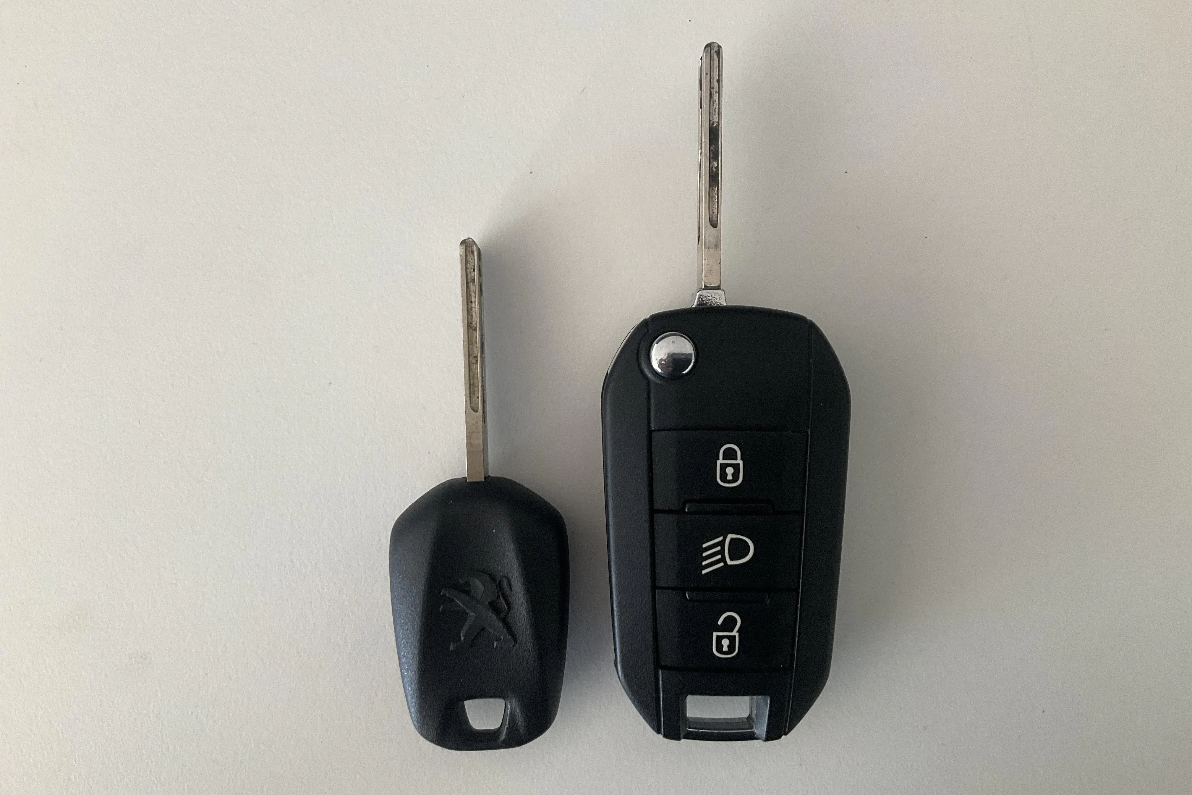 Presentationsfoto 12 av 12: Peugeot 2008 1.2 PureTech (110hk) - 1 161 mil - Automat - silver - 2018