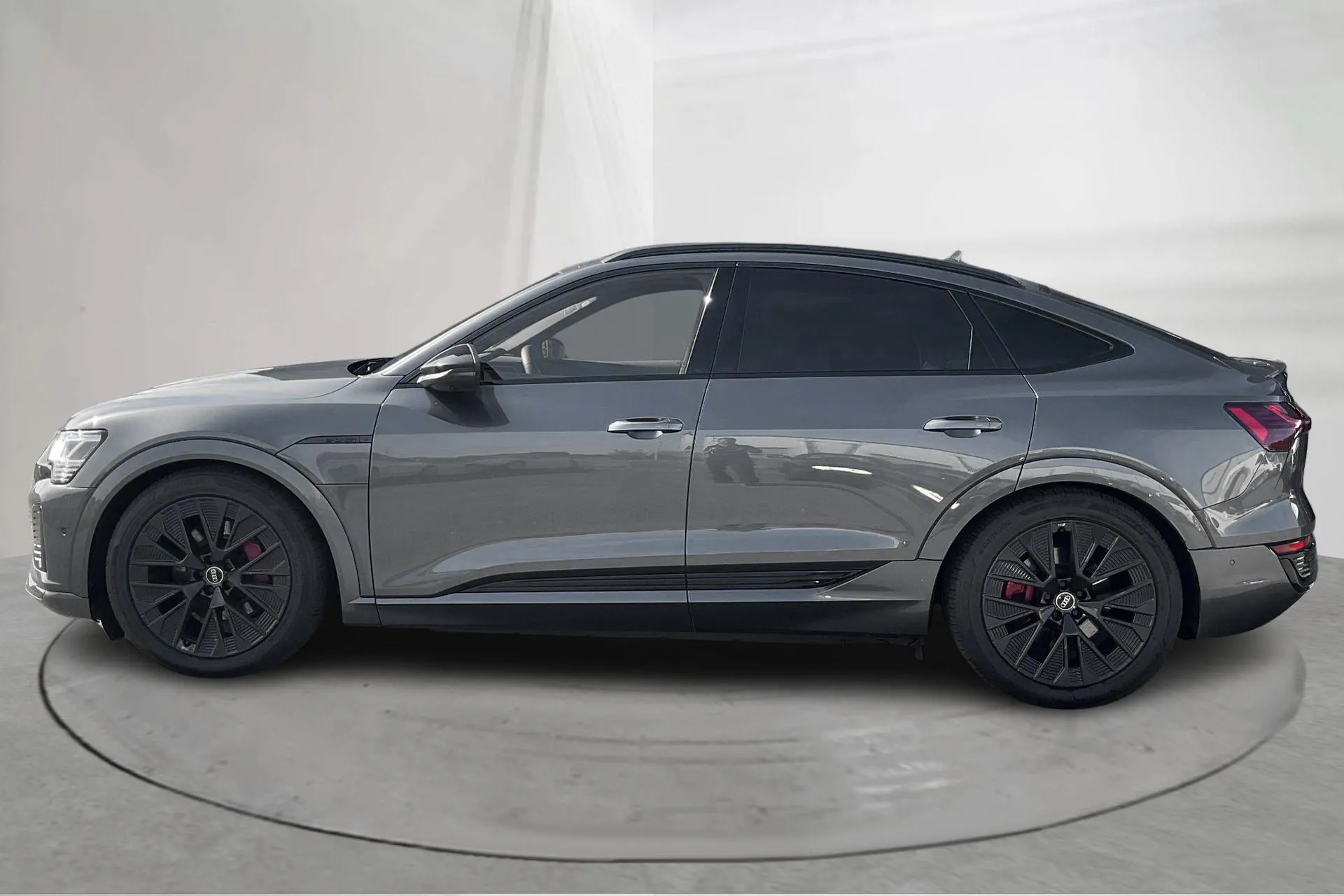 Presentationsfoto 2 av 22: Audi Q8 Sportback 55 e-tron quattro (408hk) - 8 802 mil - Automat - grå - 2024
