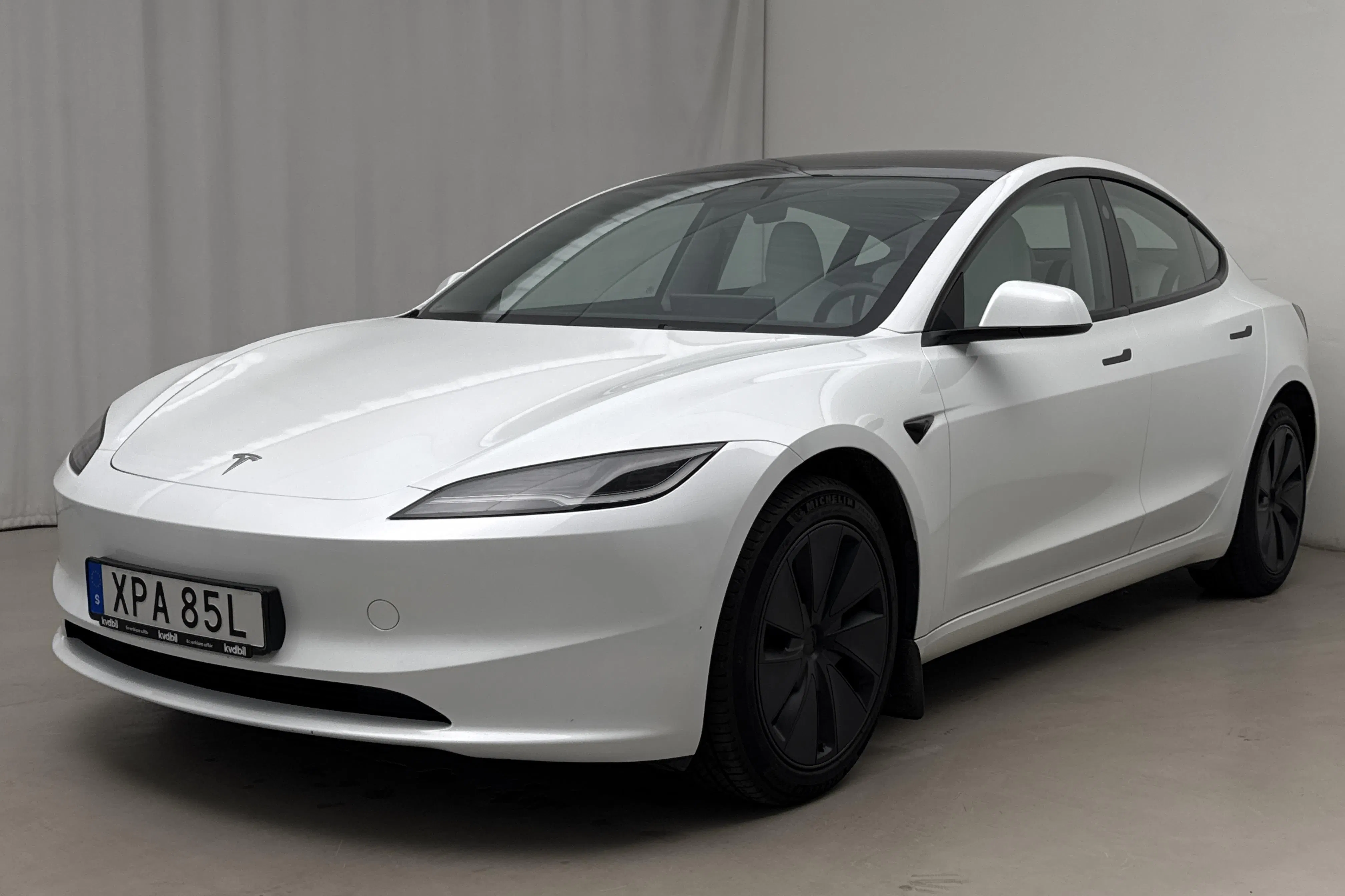 Presentationsfoto 1 av 20: Tesla Model 3 Long Range Dual Motor AWD - 3 386 mil - Automat - vit - 2024