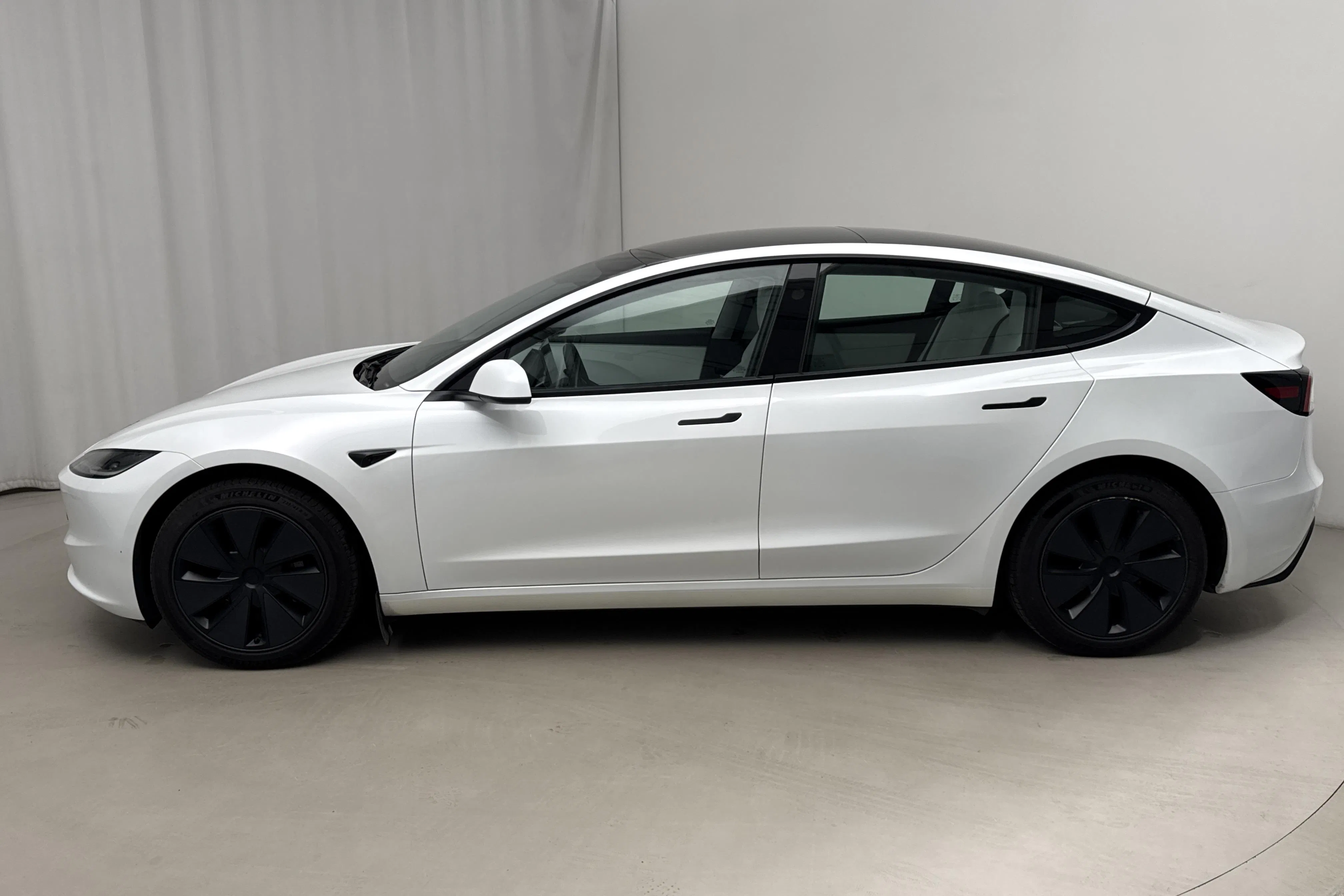 Presentationsfoto 2 av 20: Tesla Model 3 Long Range Dual Motor AWD - 3 386 mil - Automat - vit - 2024