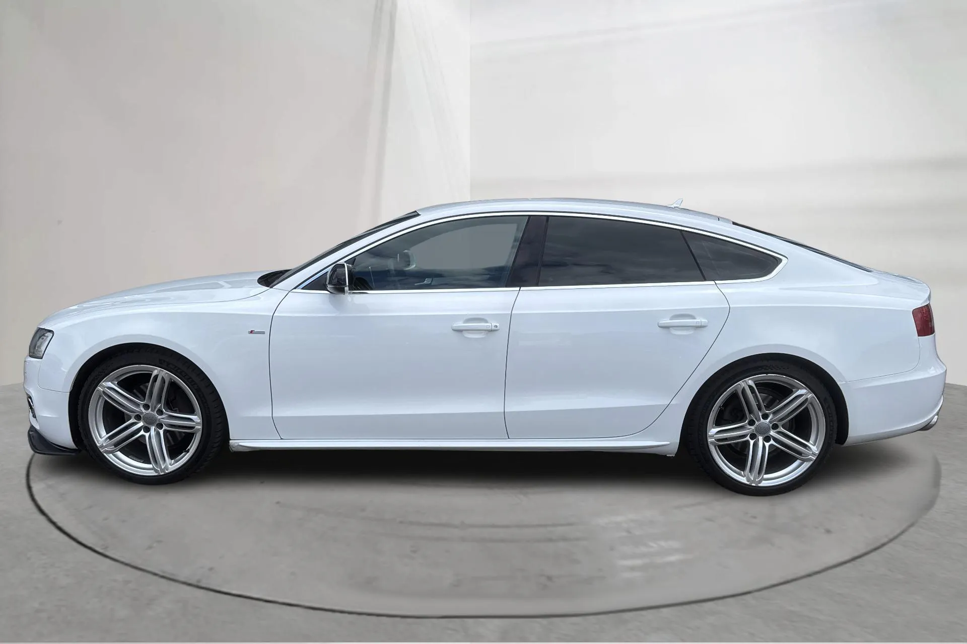Presentation photo 2 of 16: Audi A5 2.0 TFSI Sportback quattro (211hk) - 180 320 km - Automatic - white - 2010