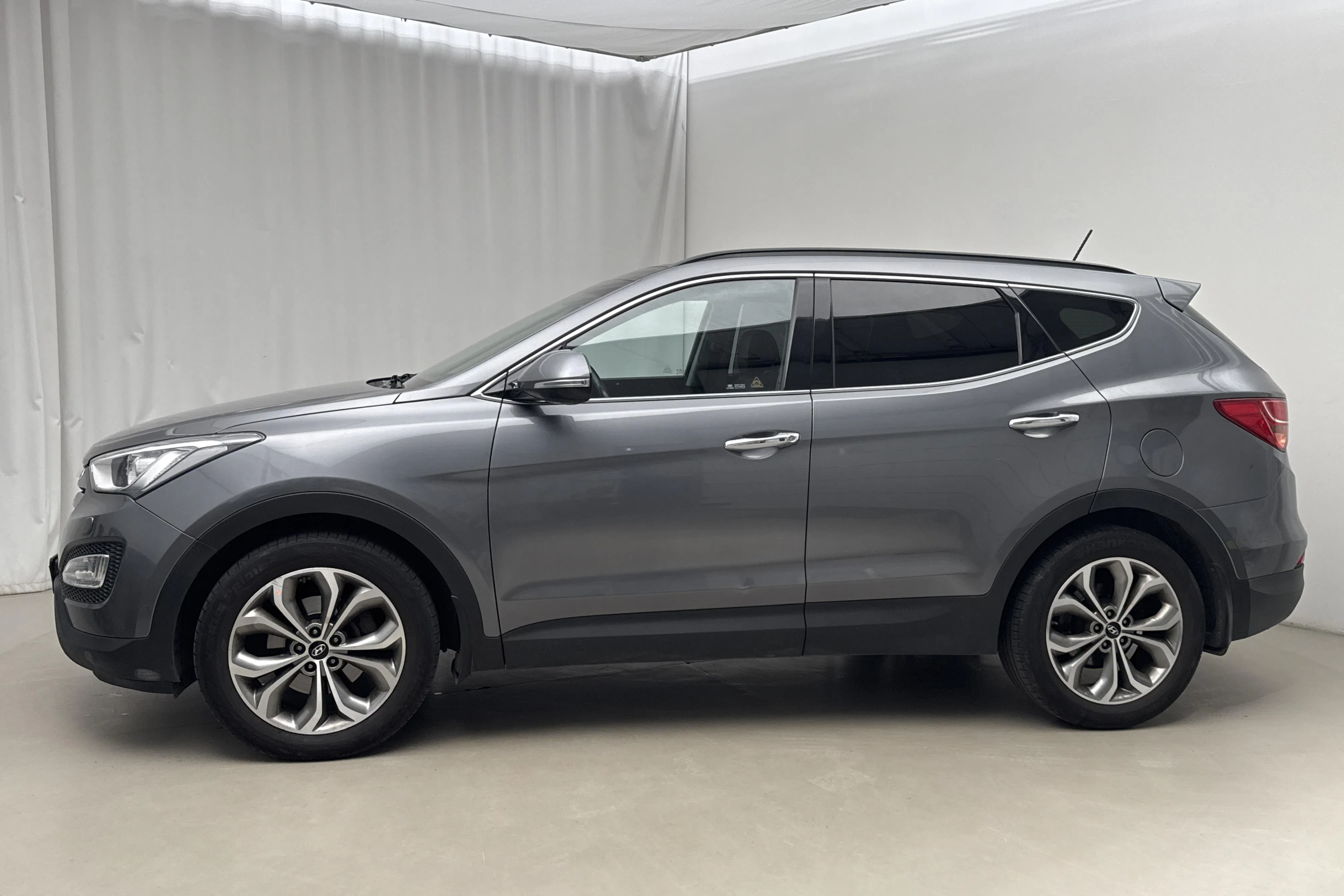 Presentationsfoto 2 av 18: Hyundai Santa Fé 2.2 CRDi-R 4WD (197hk) - 12 747 mil - Automat - silver - 2014