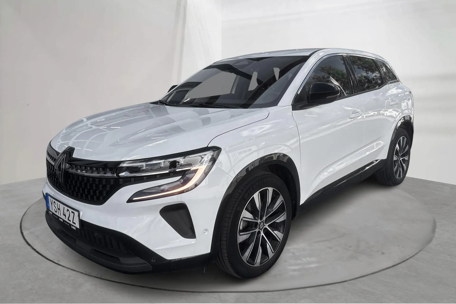 Presentationsfoto 1 av 14: Renault Austral 1.2 E-Tech MHEV (200hk) - 3 548 mil - Automat - vit - 2024