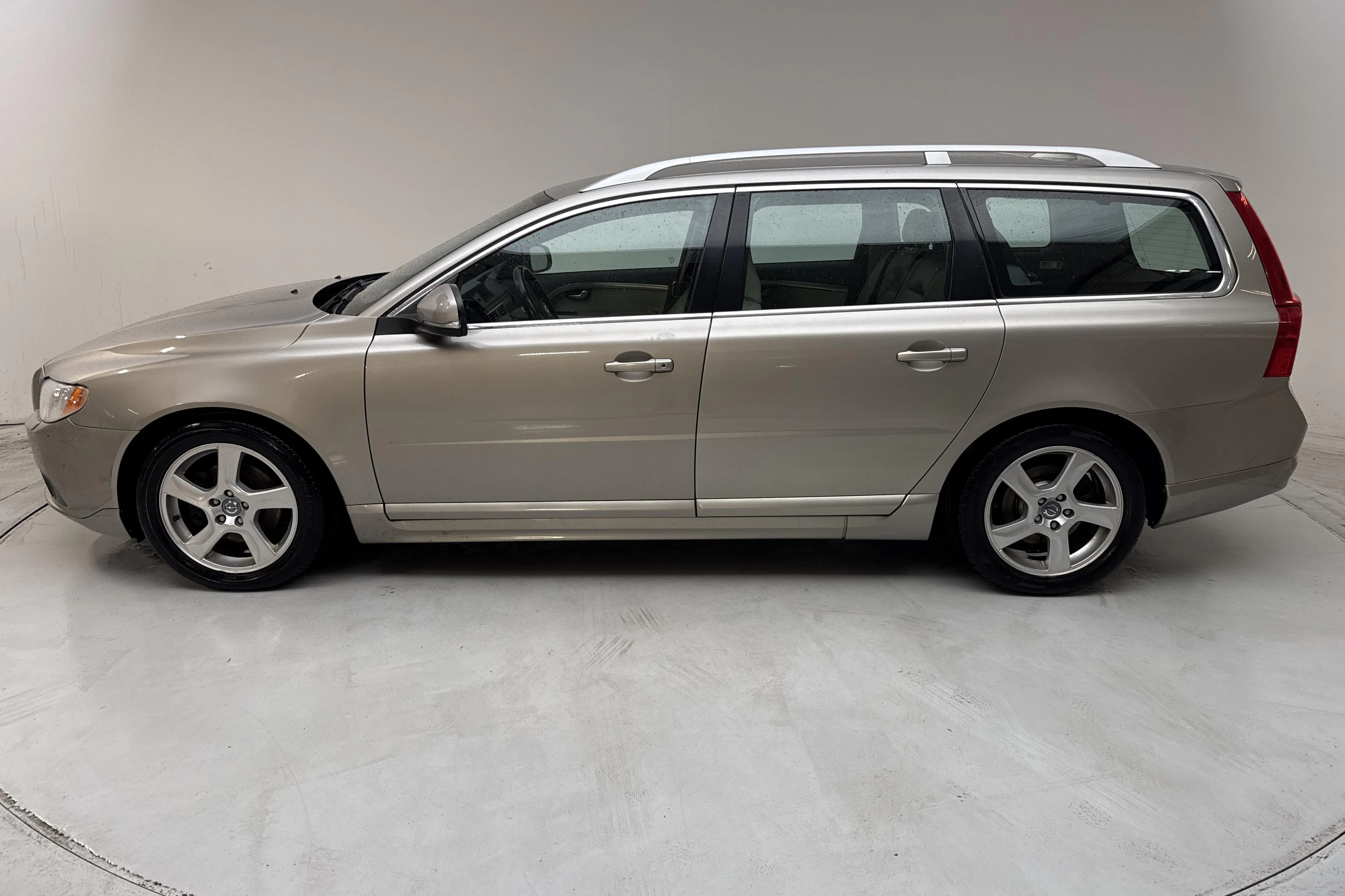 Presentationsfoto 2 av 12: Volvo V70 II 1.6D DRIVe (115hk) - 29 243 mil - Manuell - Ljusbrun - 2012