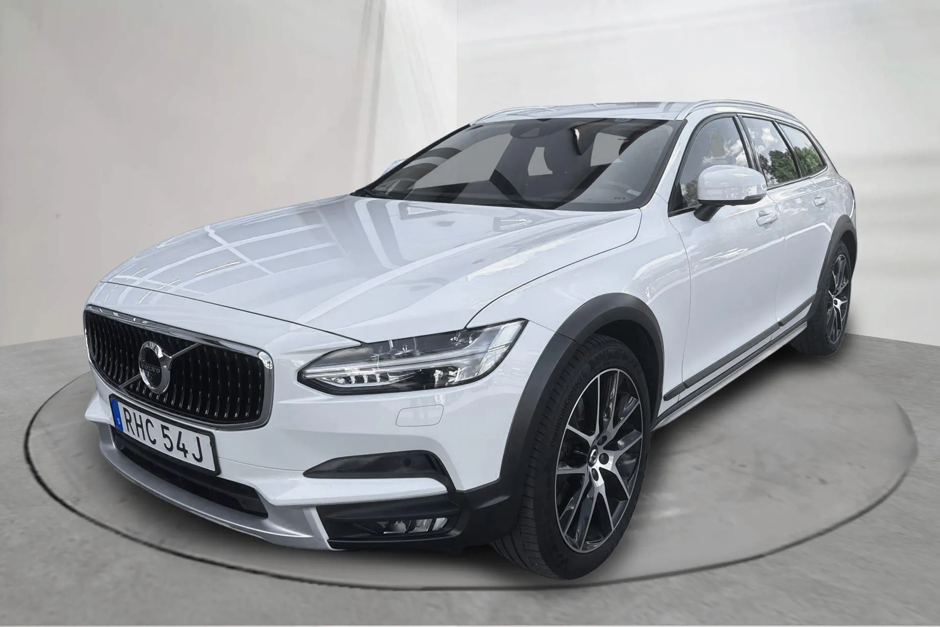 Presentation photo 1 of 17: Volvo V90 D4 Cross Country AWD (190hk) - 134 040 km - Automatic - white - 2020