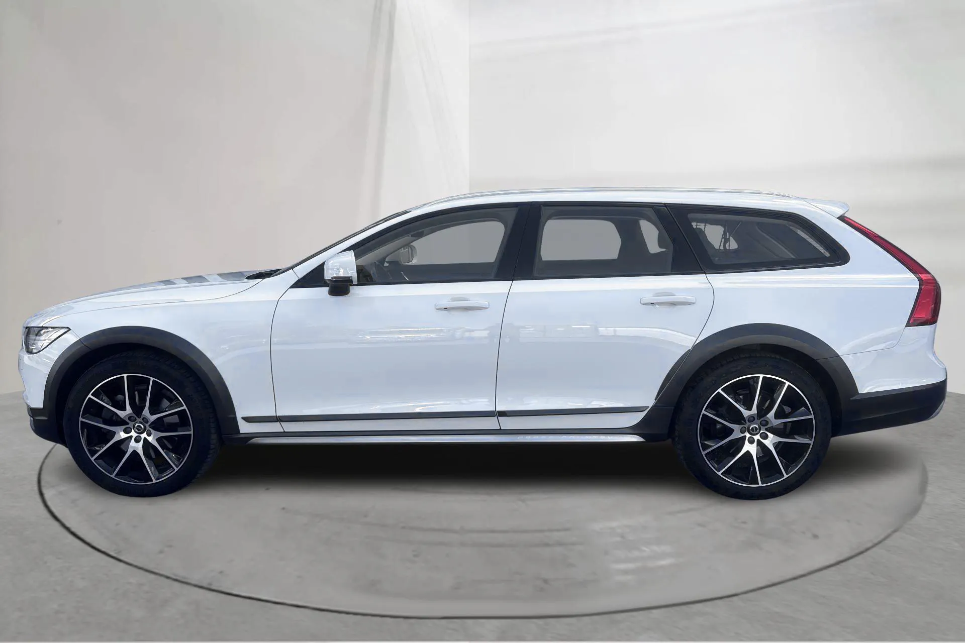Presentation photo 2 of 17: Volvo V90 D4 Cross Country AWD (190hk) - 134 040 km - Automatic - white - 2020