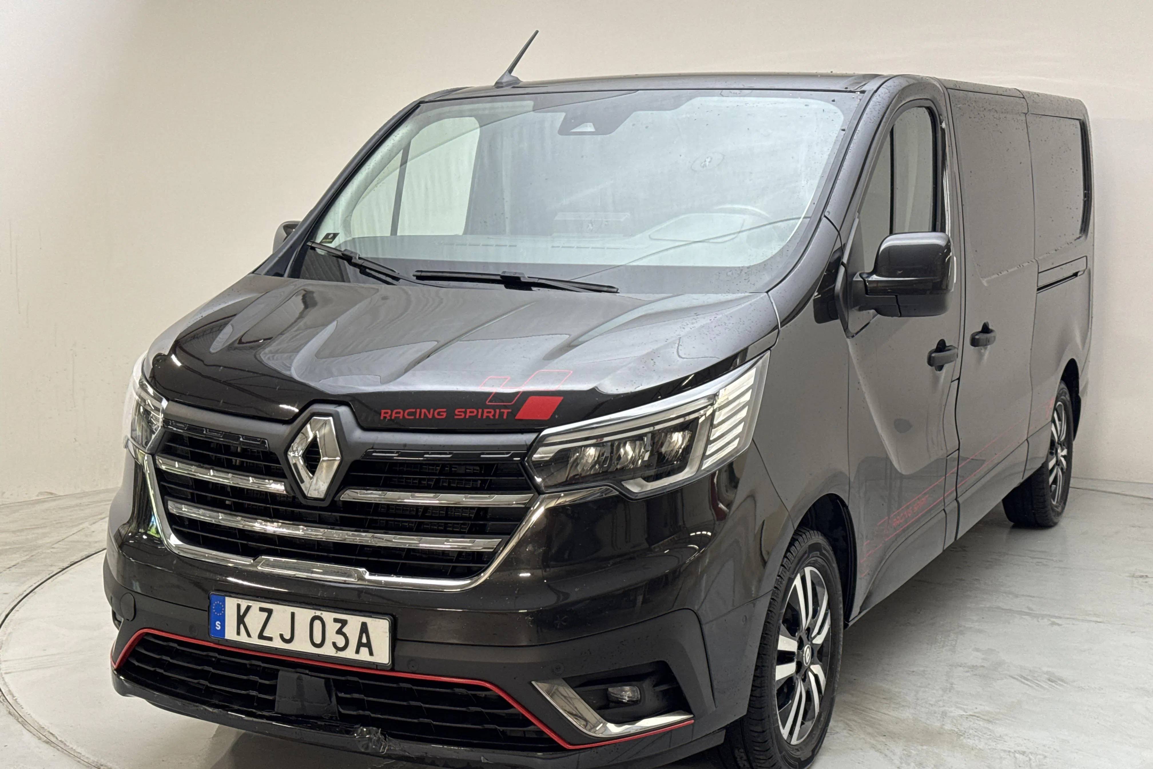 Presentation photo 1 of 12: Renault Trafic 2.0 dCi Skåp (170hk) - 45 980 km - Automatic - black - 2024