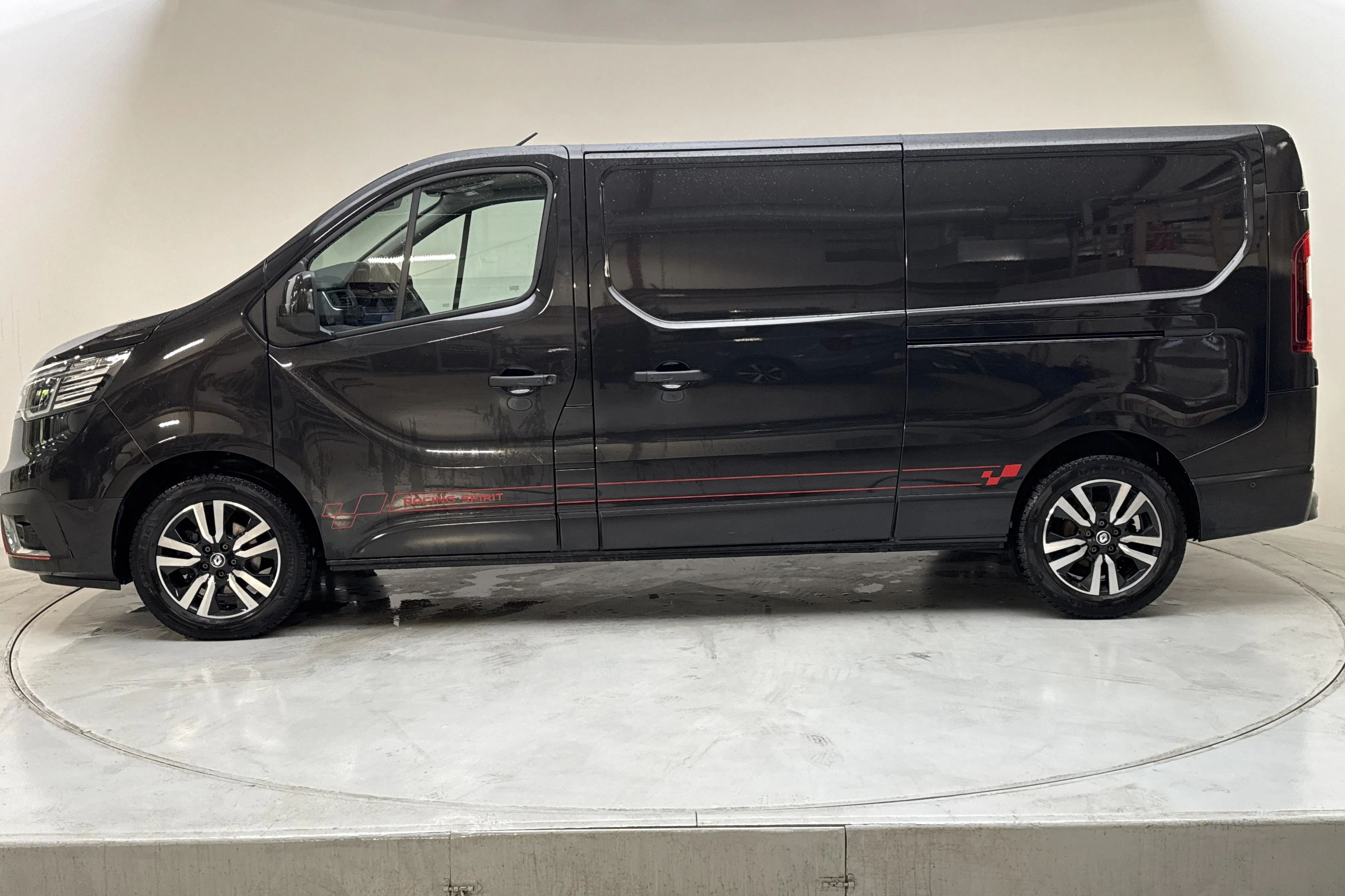 Presentation photo 2 of 12: Renault Trafic 2.0 dCi Skåp (170hk) - 45 980 km - Automatic - black - 2024