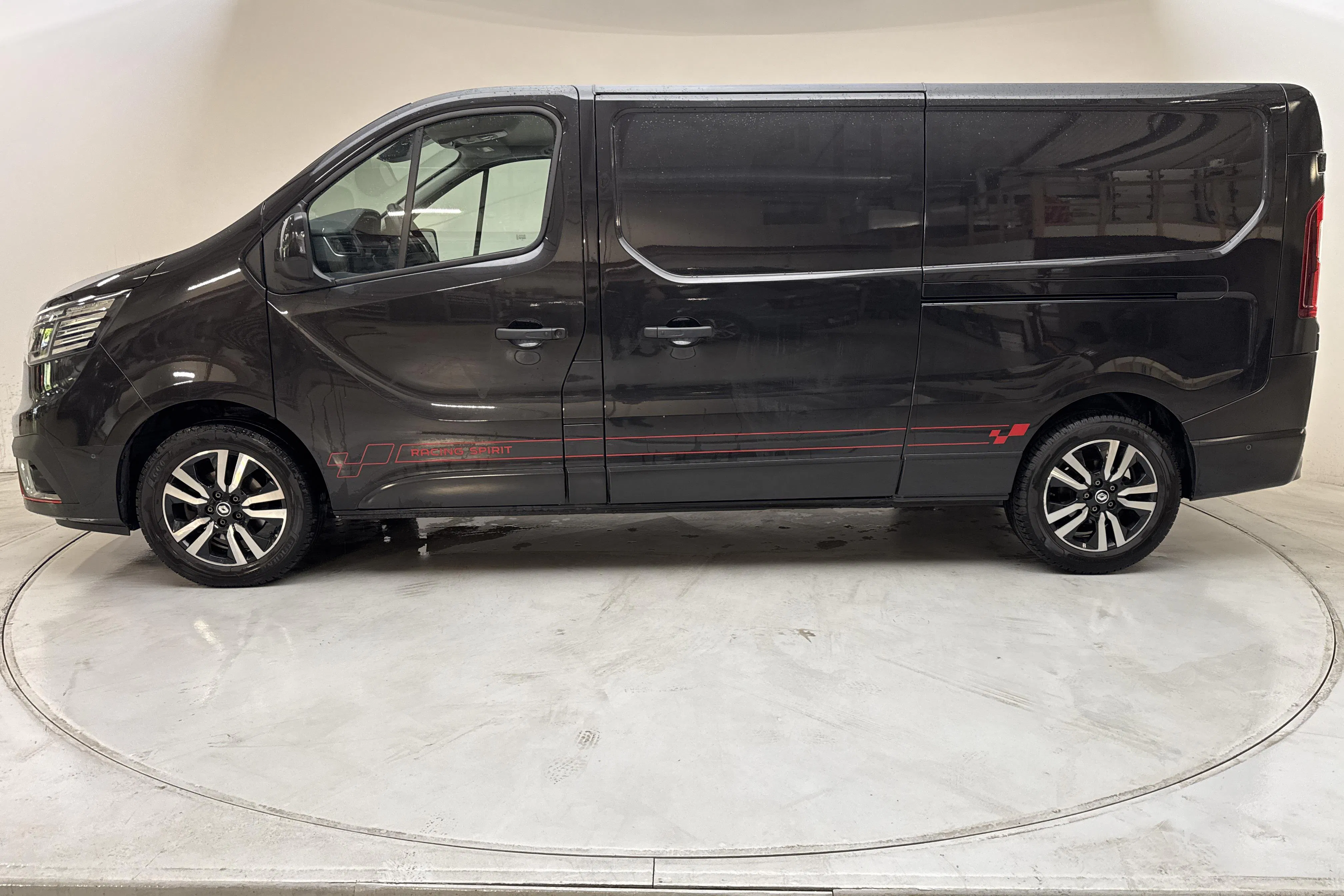 Presentation photo 2 of 12: Renault Trafic 2.0 dCi Skåp (170hk) - 47 230 km - Automatic - black - 2024