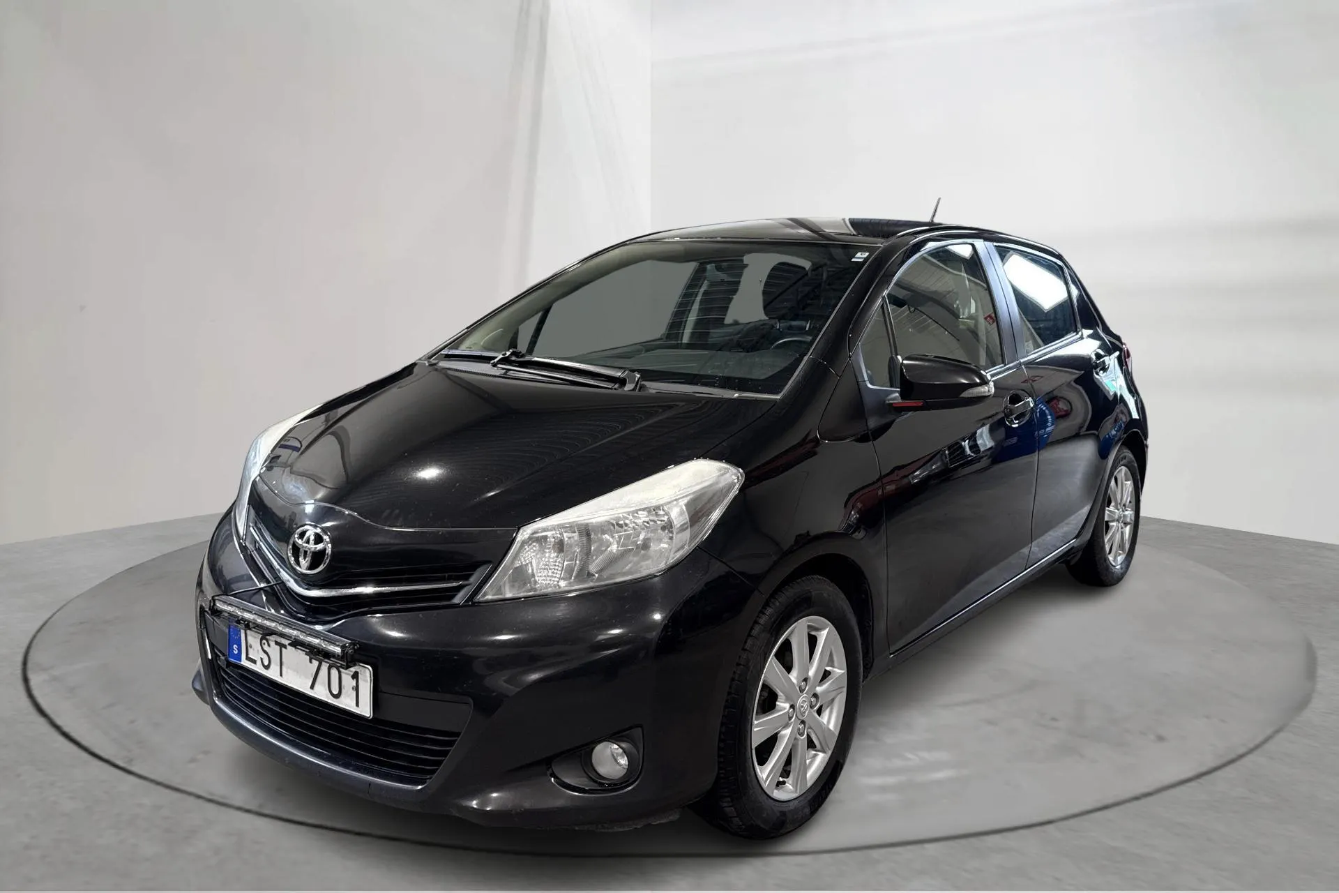 Presentation photo 1 of 14: Toyota Yaris 1.33 5dr (100hk) - 228 230 km - Manual - black - 2012