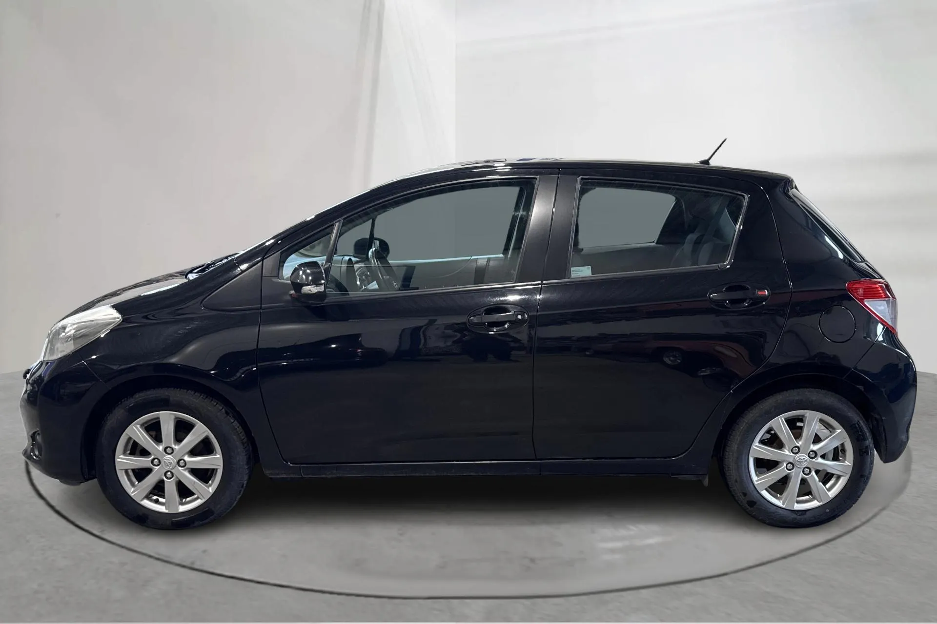 Presentation photo 2 of 14: Toyota Yaris 1.33 5dr (100hk) - 228 230 km - Manual - black - 2012