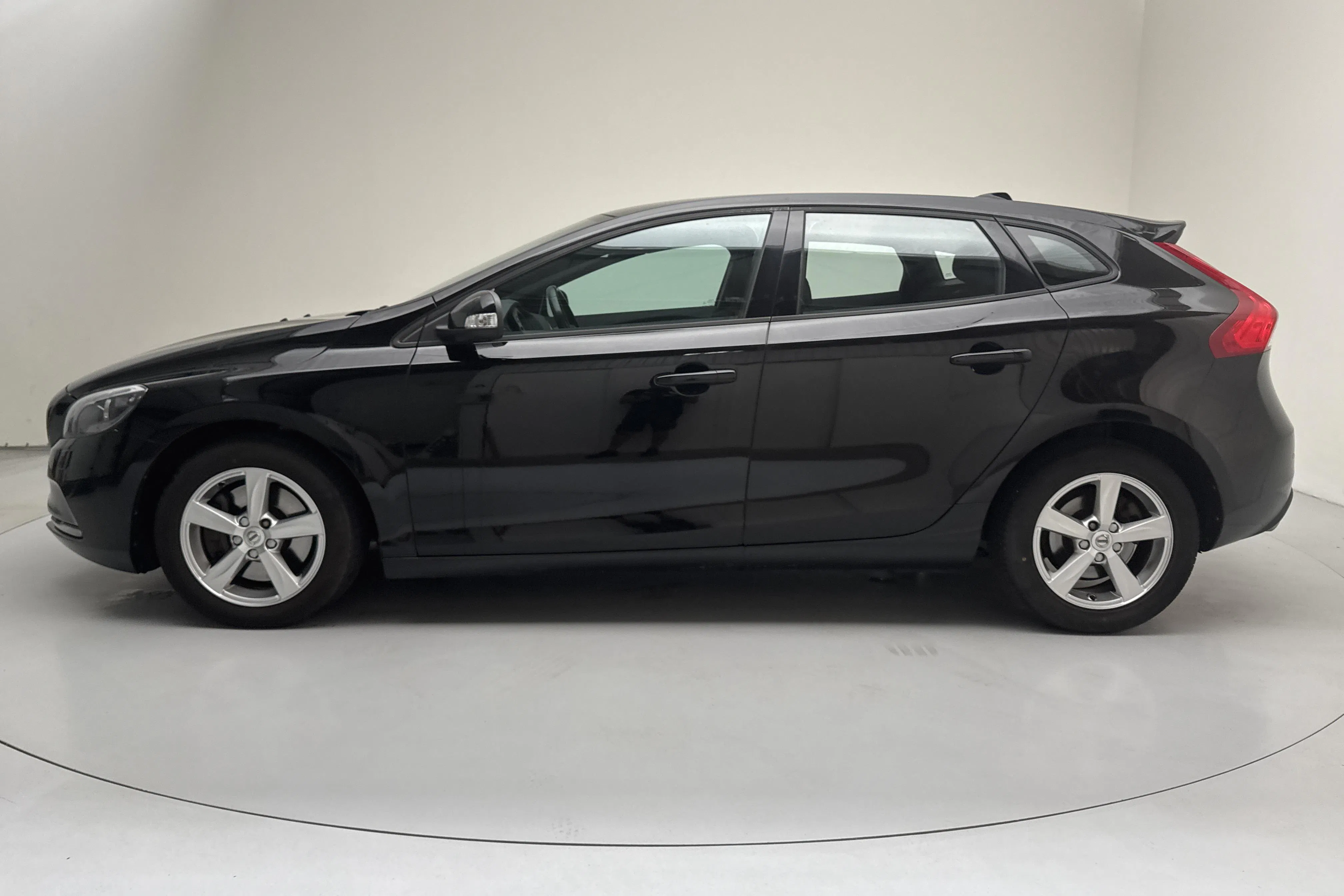 Presentation photo 2 of 11: Volvo V40 D3 (150hk) - 193 230 km - Automatic - black - 2017