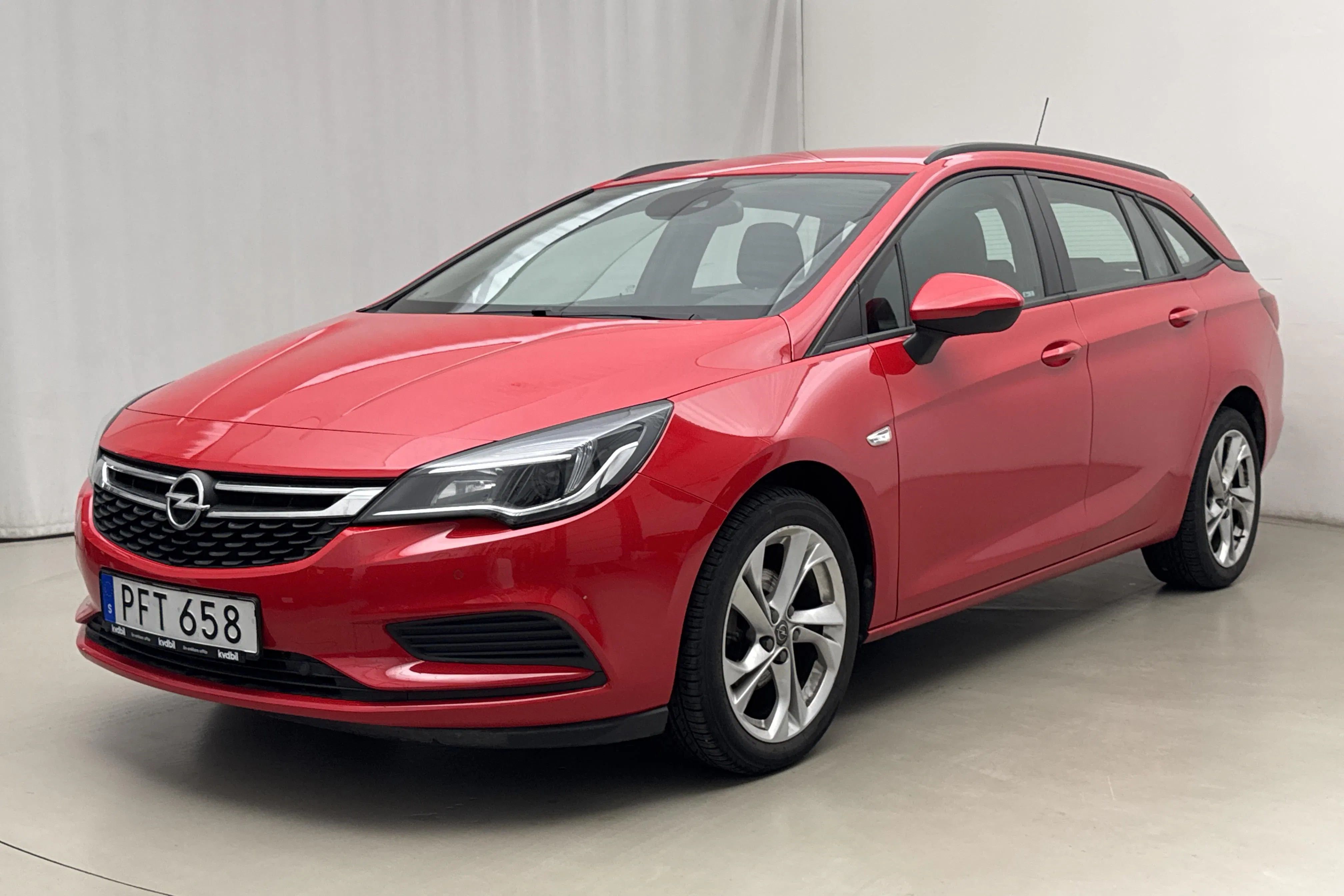 Presentation photo 1 of 16: Opel Astra 1.4 Turbo ECOTEC SportsTourer (150hk) - 29 260 km - Automatic - red - 2017