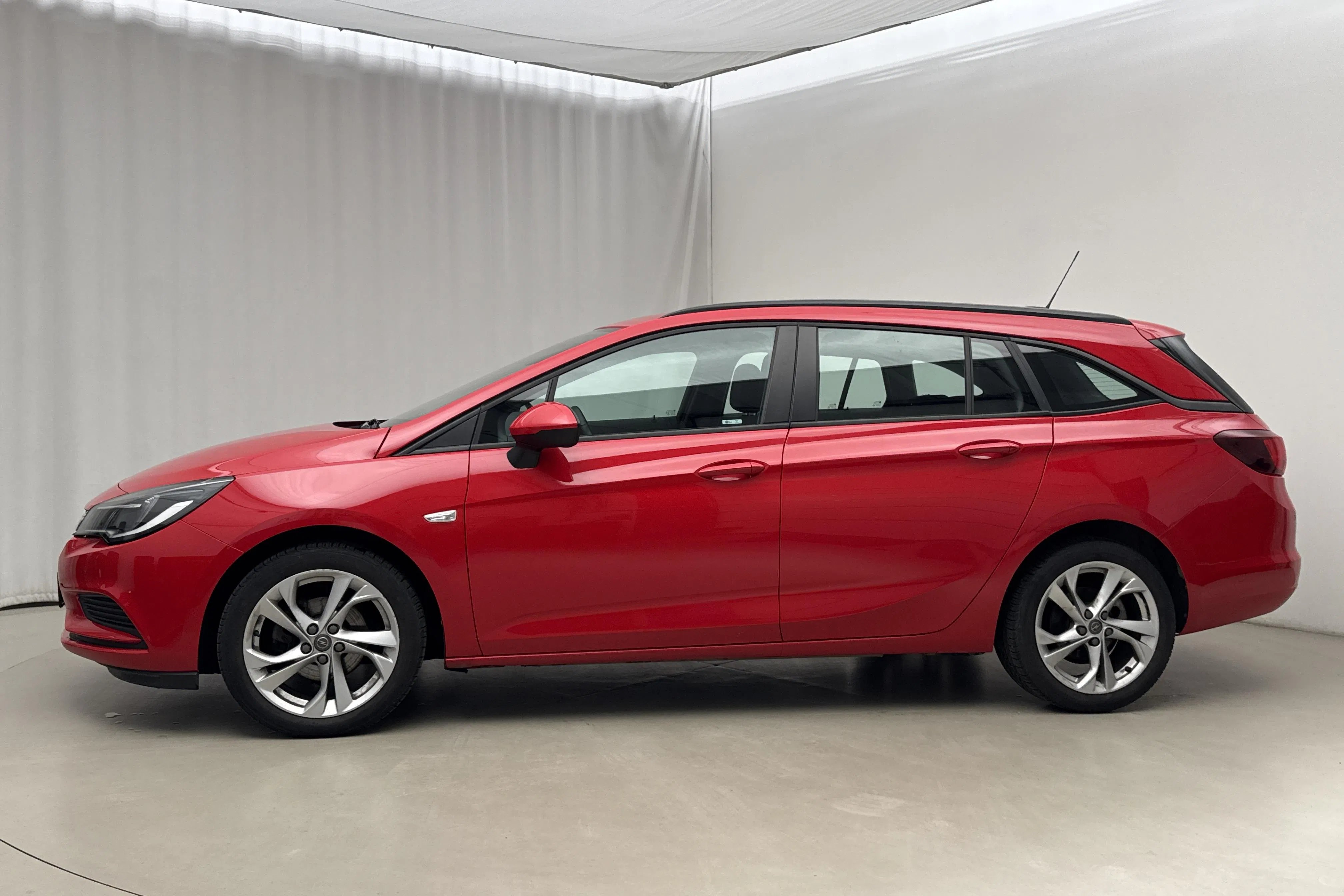 Presentation photo 2 of 16: Opel Astra 1.4 Turbo ECOTEC SportsTourer (150hk) - 29 260 km - Automatic - red - 2017