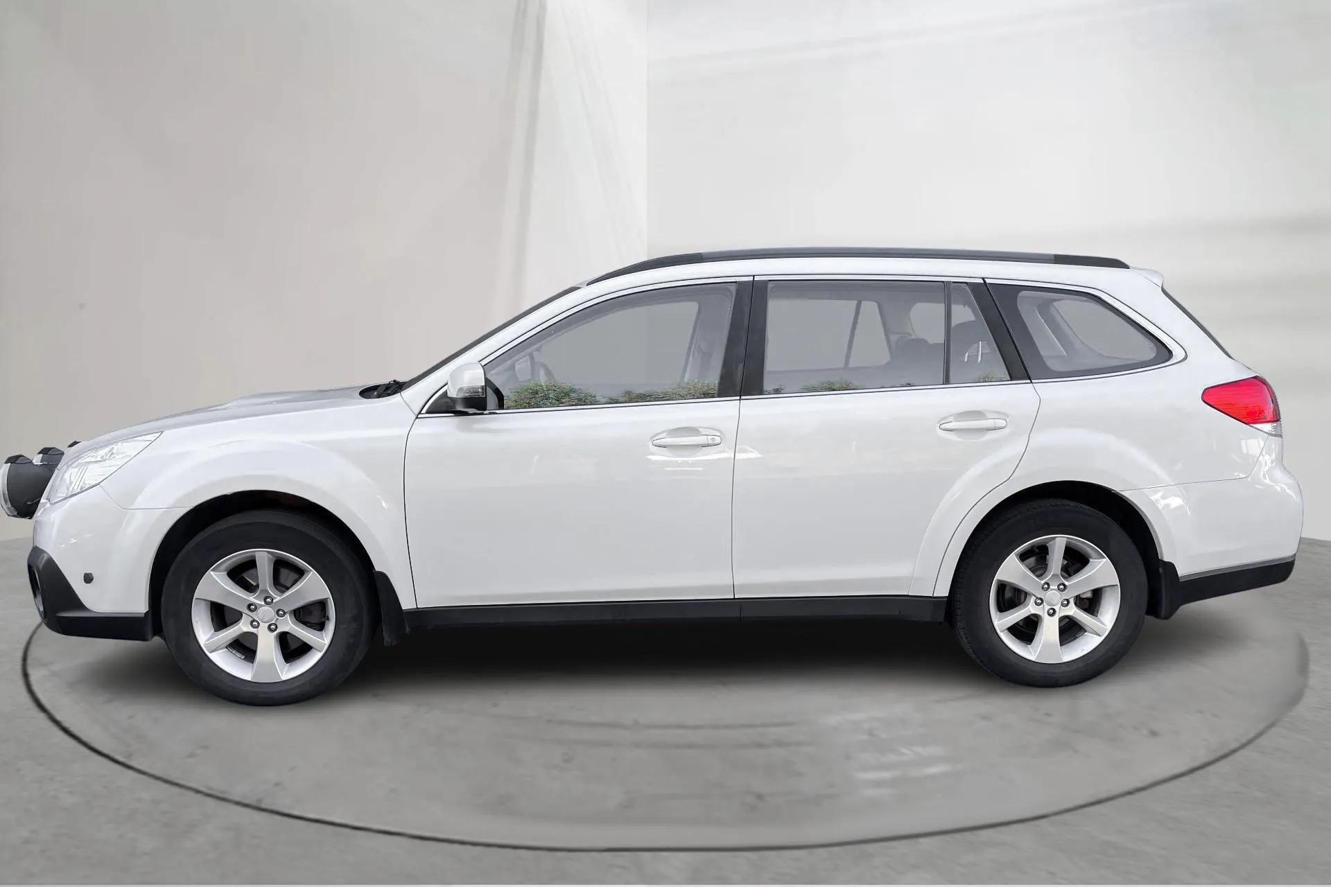 Presentationsfoto 2 av 17: Subaru Outback 2.0D (150hk) - 20 201 mil - Automat - vit - 2014