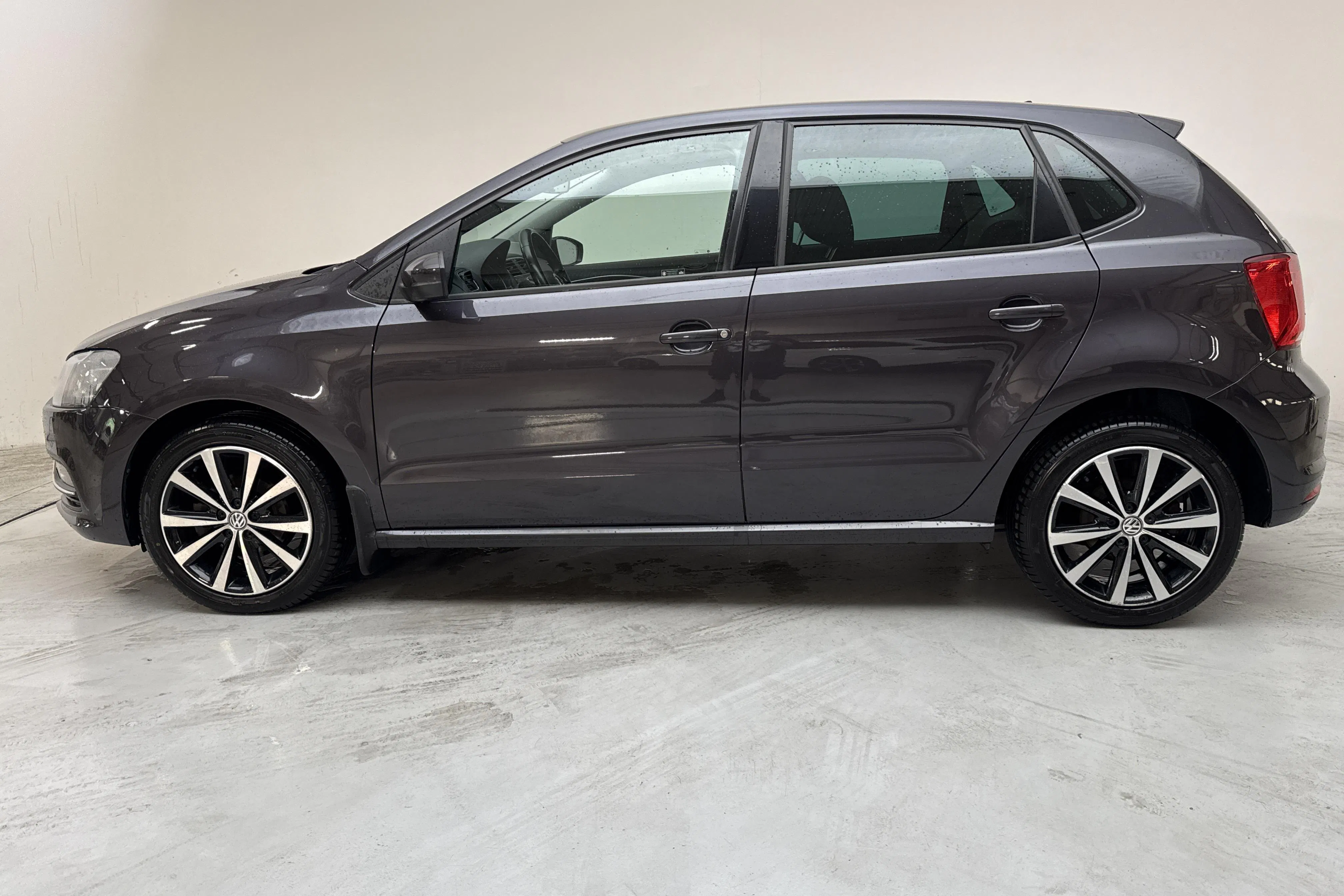 Presentation photo 2 of 13: VW Polo 1.2 TSI 5dr (90hk) - 83 000 km - Manual - gray - 2016