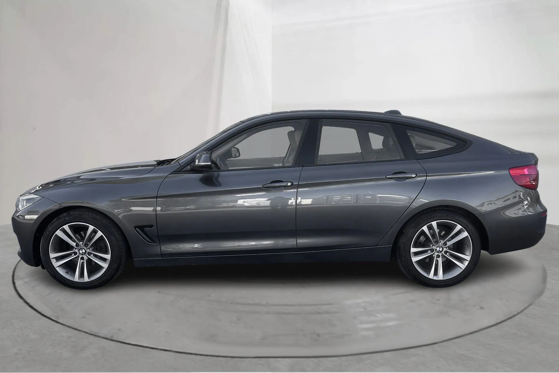 Presentationsfoto 2 av 14: BMW 320i GT xDrive, F34 (184hk) - 12 668 mil - Automat - grå - 2019