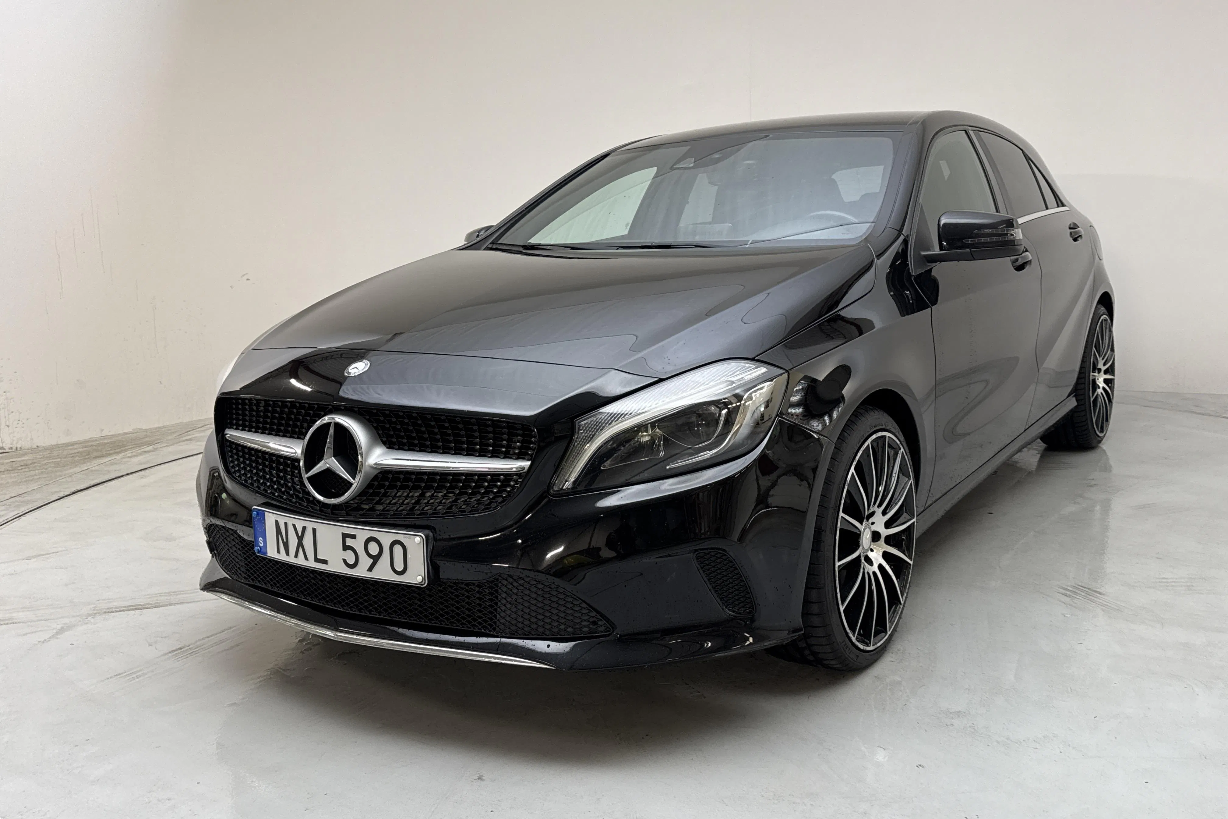 Presentation photo 1 of 14: Mercedes A 180 5dr W176 (122hk) - 132 160 km - Automatic - black - 2016