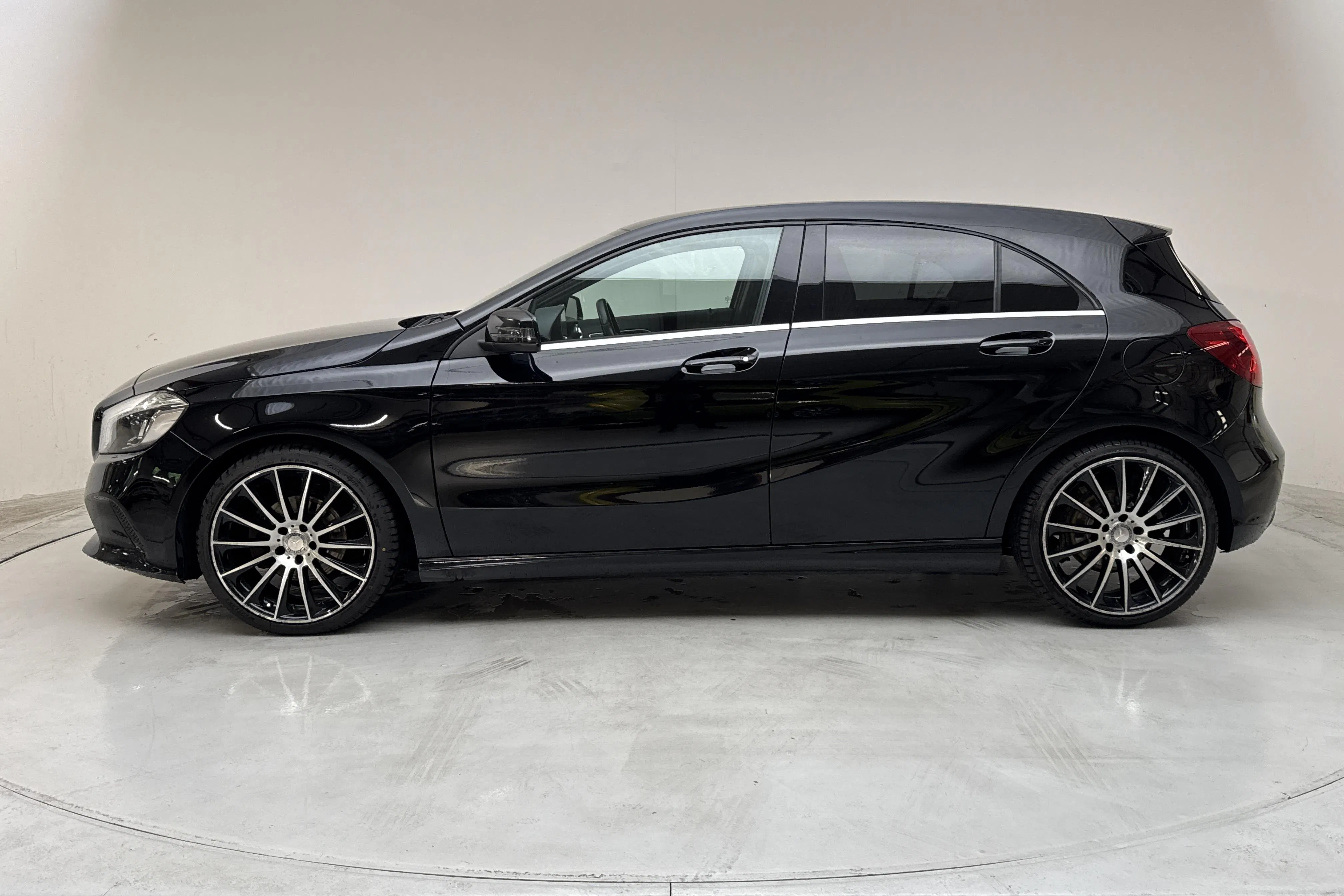 Presentation photo 2 of 14: Mercedes A 180 5dr W176 (122hk) - 132 160 km - Automatic - black - 2016