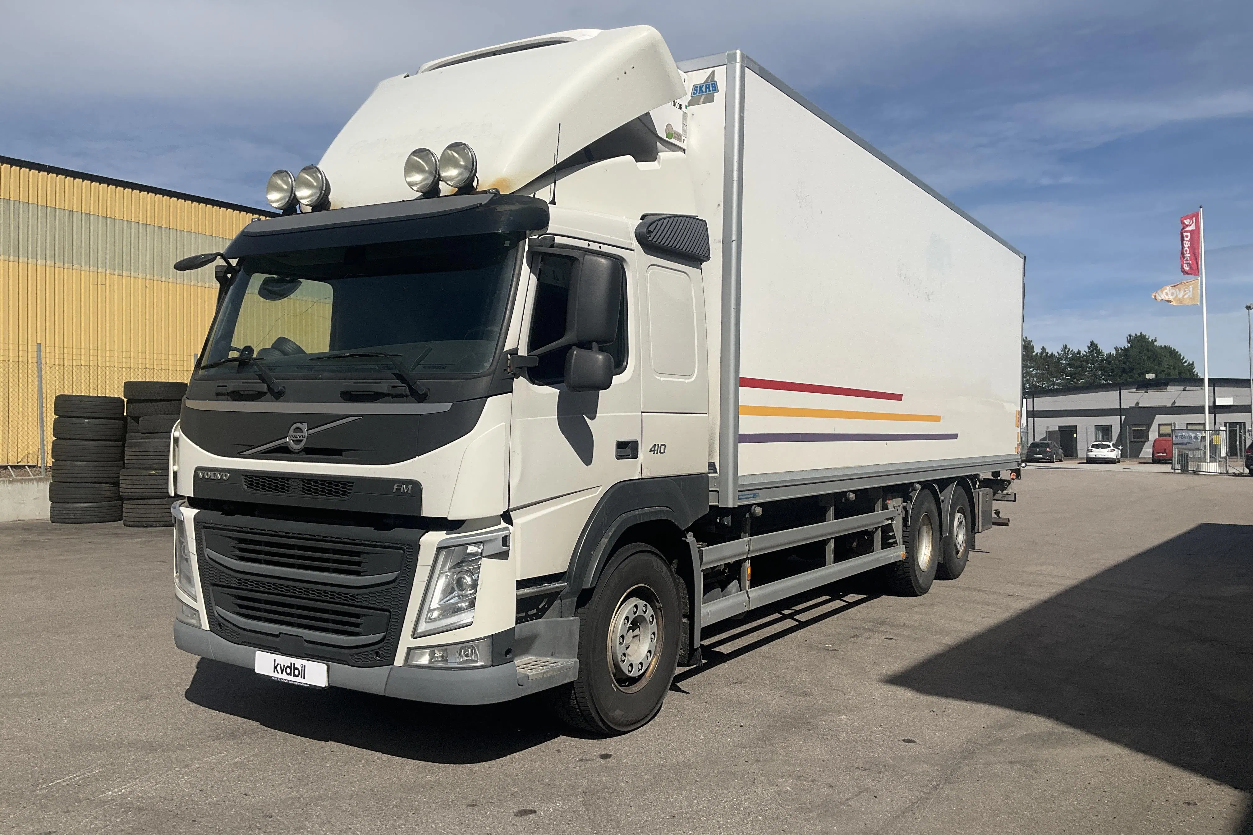 Presentation photo 1 of 52: VOLVO FM410 6x2 - 643 213 km - Automatic - white - 2017