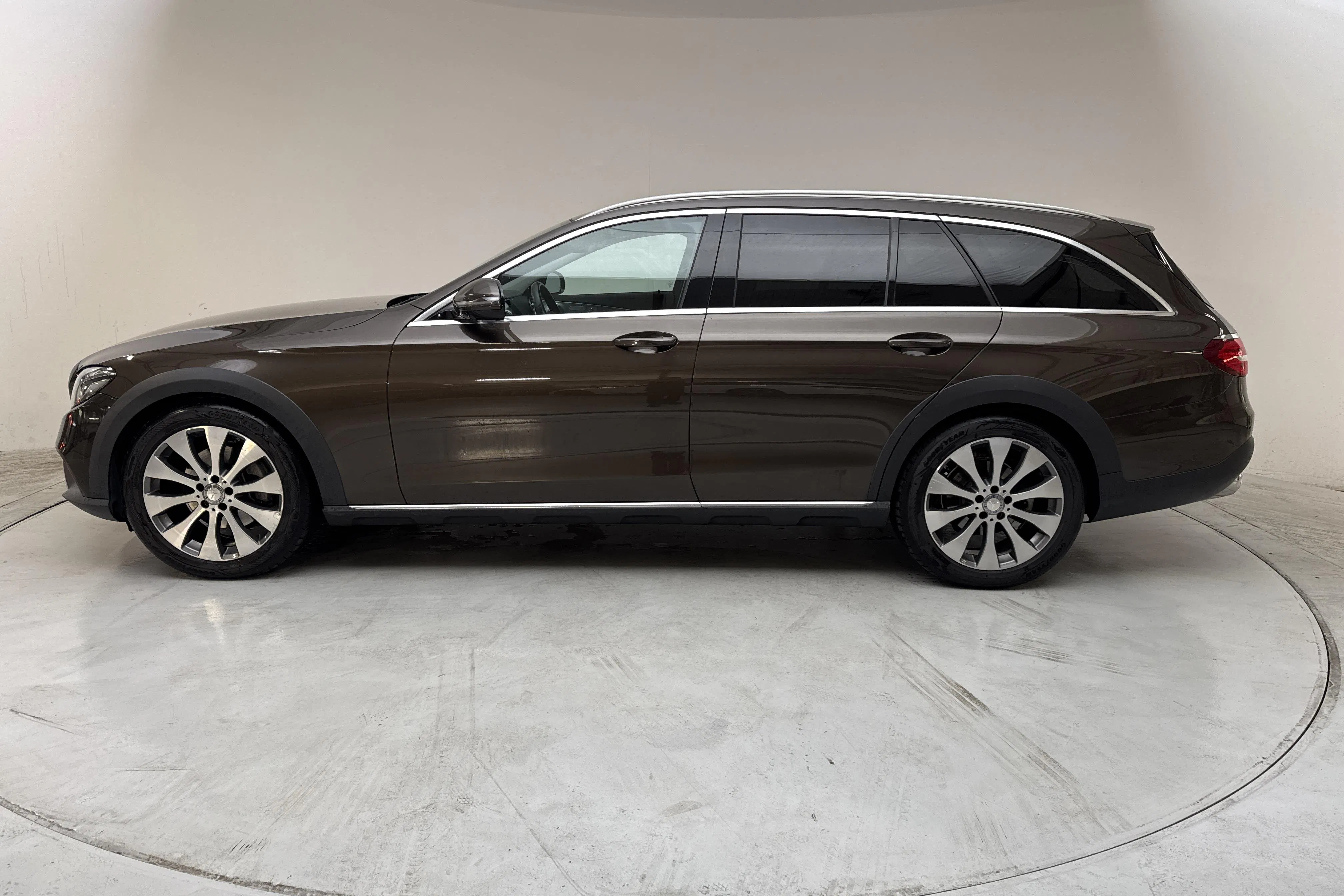 Presentationsfoto 2 av 16: Mercedes E 220 d 4MATIC Kombi All-Terrain S213 (194hk) - 15 554 mil - Automat - Mörkbrun - 2018