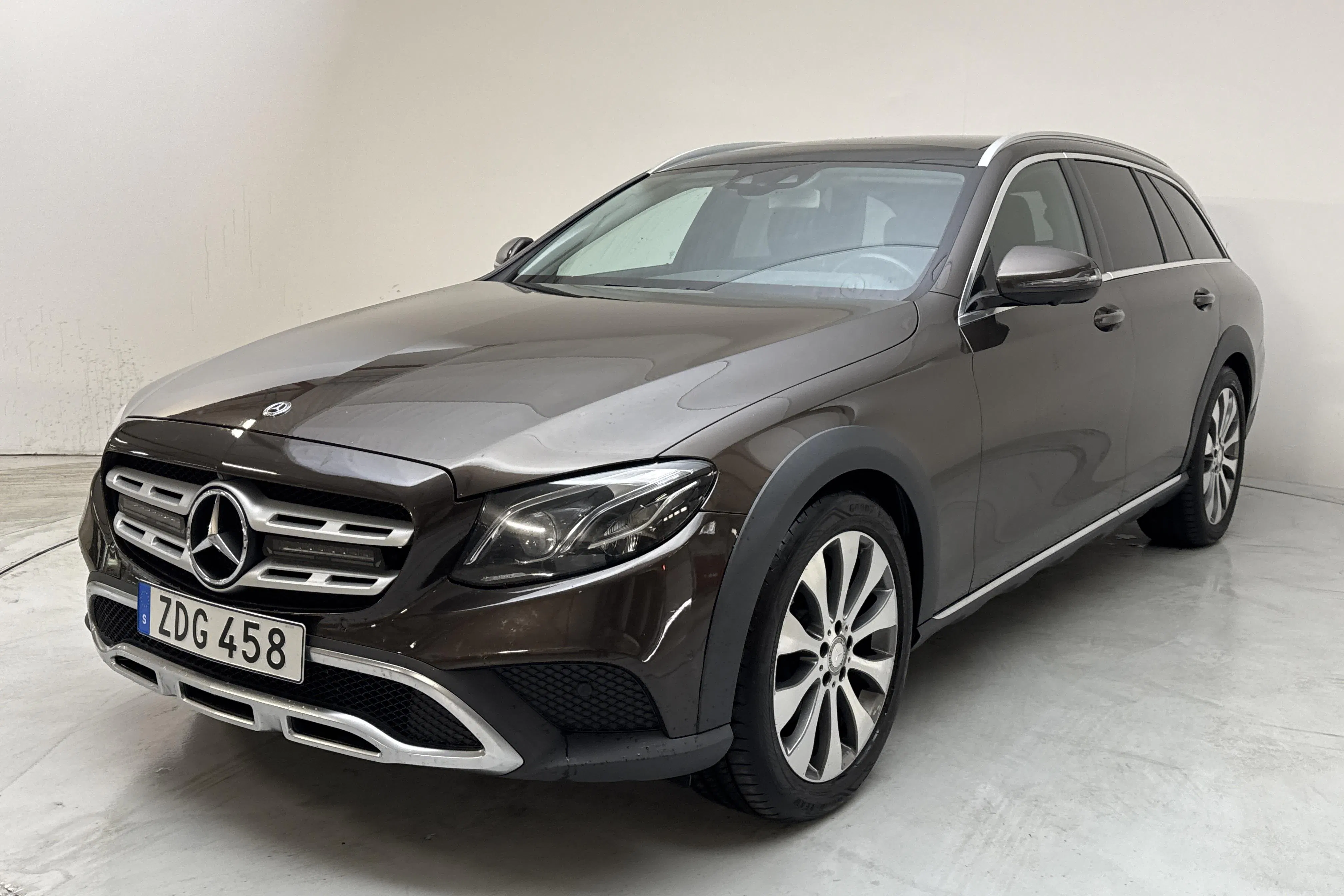 Presentationsfoto 1 av 16: Mercedes E 220 d 4MATIC Kombi All-Terrain S213 (194hk) - 15 554 mil - Automat - Mörkbrun - 2018