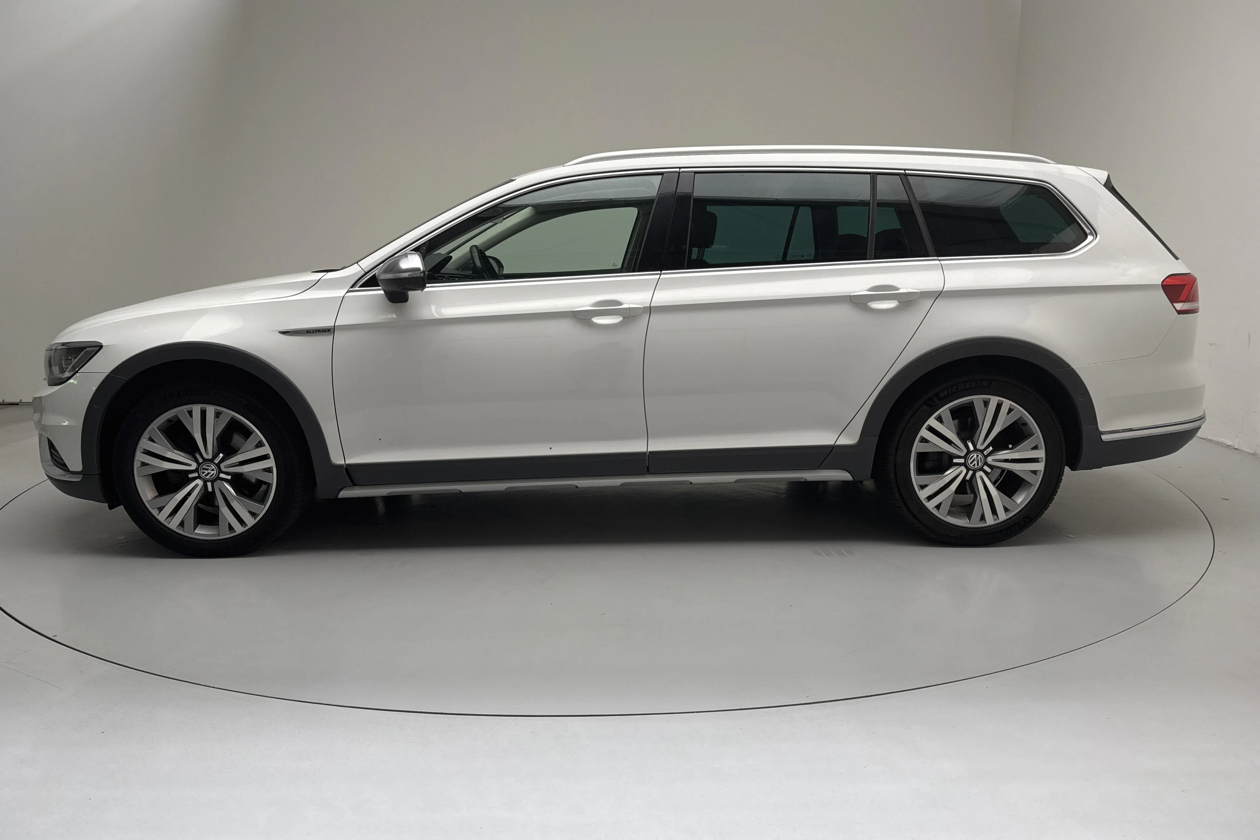 Presentationsfoto 2 av 17: VW Passat Alltrack 2.0 TDI 4MOTION (190hk) - 25 819 mil - Automat - vit - 2016