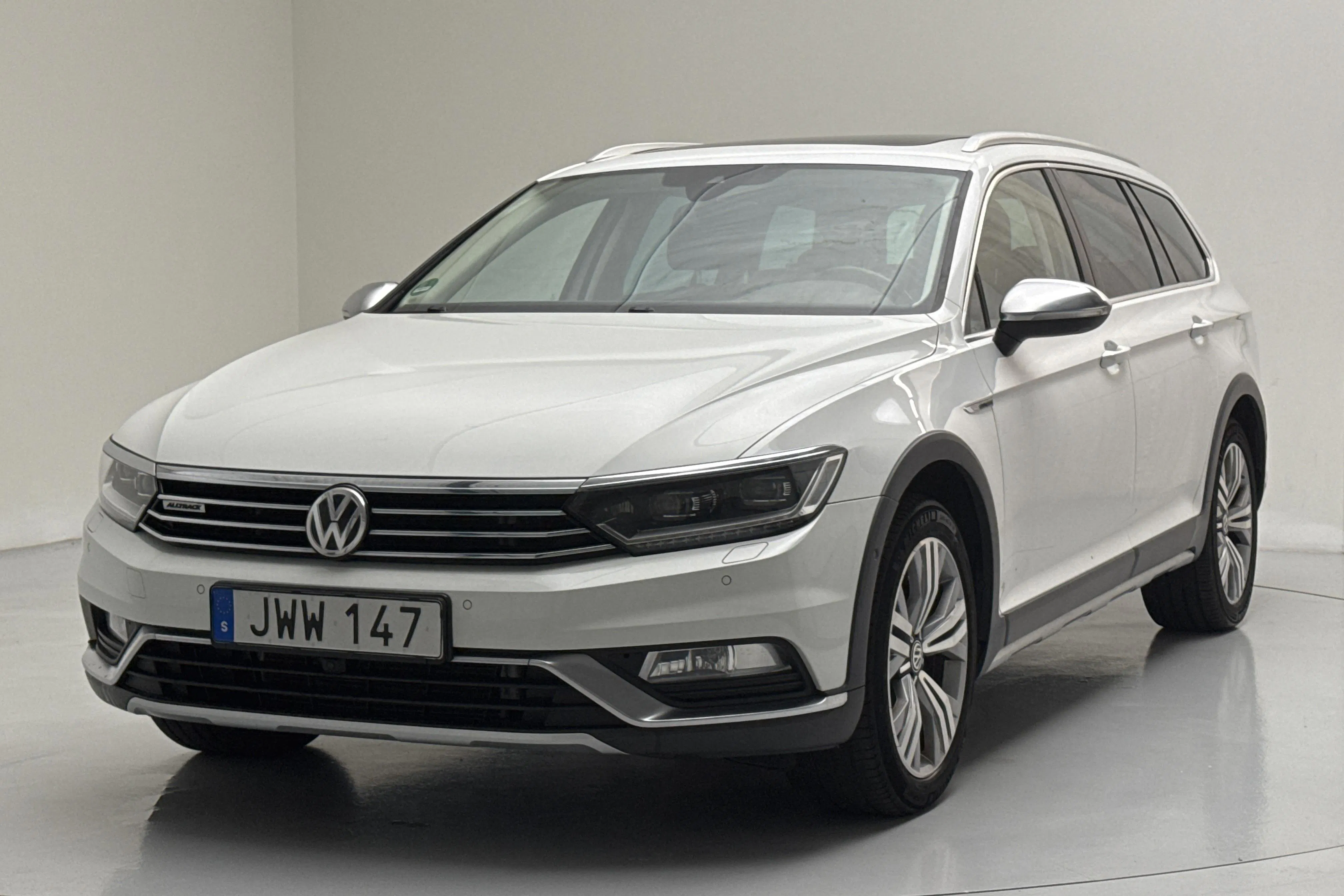 Presentationsfoto 1 av 17: VW Passat Alltrack 2.0 TDI 4MOTION (190hk) - 25 819 mil - Automat - vit - 2016