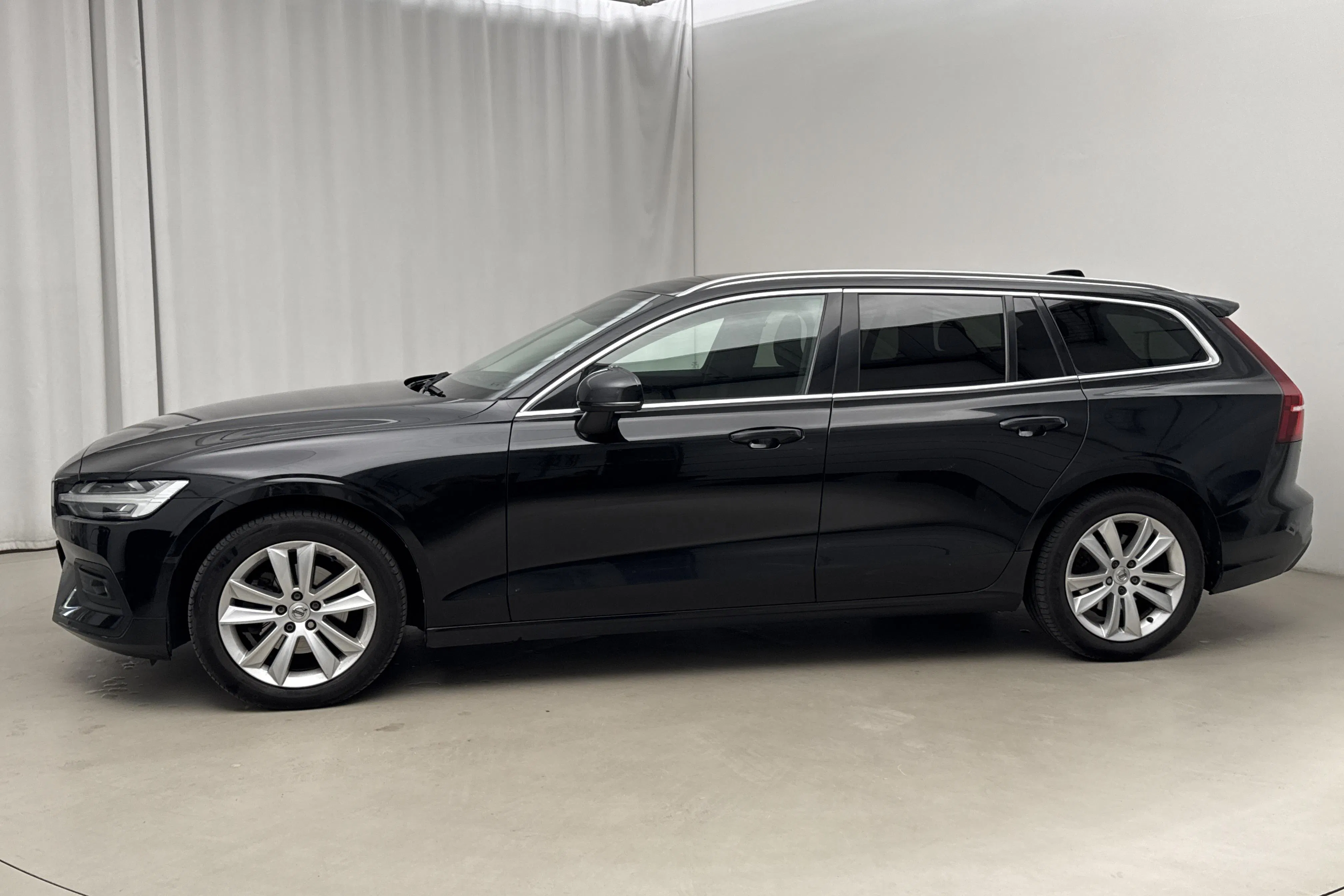 Presentation photo 2 of 18: Volvo V60 B4 Mildhybrid, Diesel (197hk) - 17 678 Scandinavian mile - Automatic - black - 2021